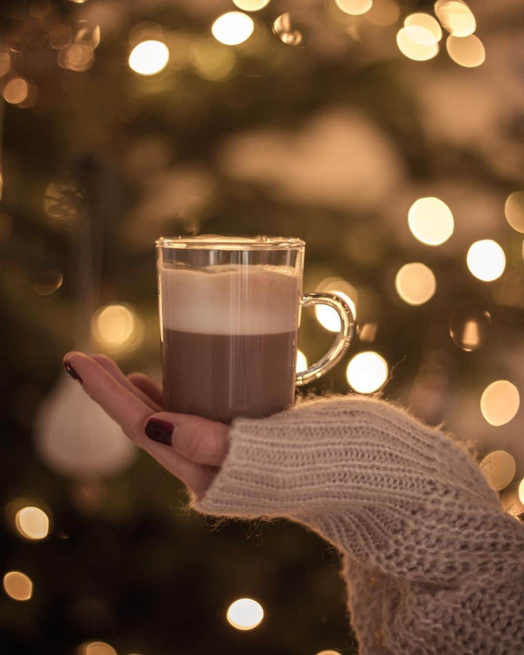 De'Longhi Sverigeのインスタグラム：「Julen i år må se annorlunda ut och vi på DeLonghi önskar er en God Jul och vi hoppas att ni tar hand om er och era nära och kära under julhelgerna 💙 📸 @thessan.se #delonghi #seriousaboutcoffee #kaffekärlek #coffeelove」