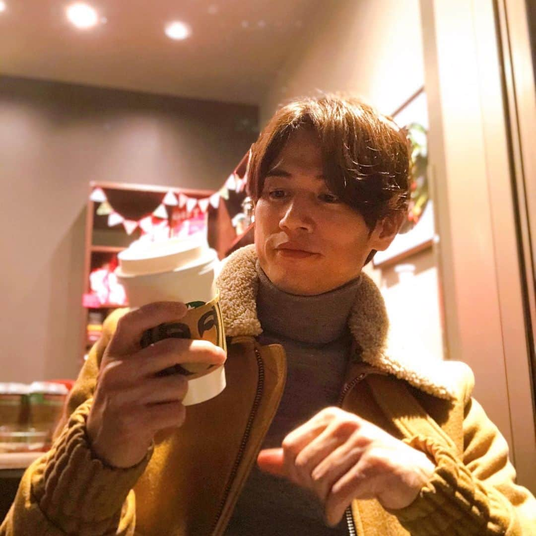 野久保直樹さんのインスタグラム写真 - (野久保直樹Instagram)「☆ 本日、2020年のヘアメンテ最終日でした❣️ リタッチして重めに長さ変えずに、重めに残してカット✂️ 思い通りの髪型にして頂きました😎 年末のお忙しい中 @hiro_fons さん、今年も一年ありがとうございました🙇‍♂️ 来年もこれからも末永く宜しくお願い致します🙇‍♂️ そして、なんと本日 @fons_hair にて自分へのクリスマスプレゼントを購入致しました❣️🥳 #refaアイロン  @refa_mtg  ☆ #cut #color  #set #japan #表参道 #青山」12月23日 20時03分 - naoki_nokubo