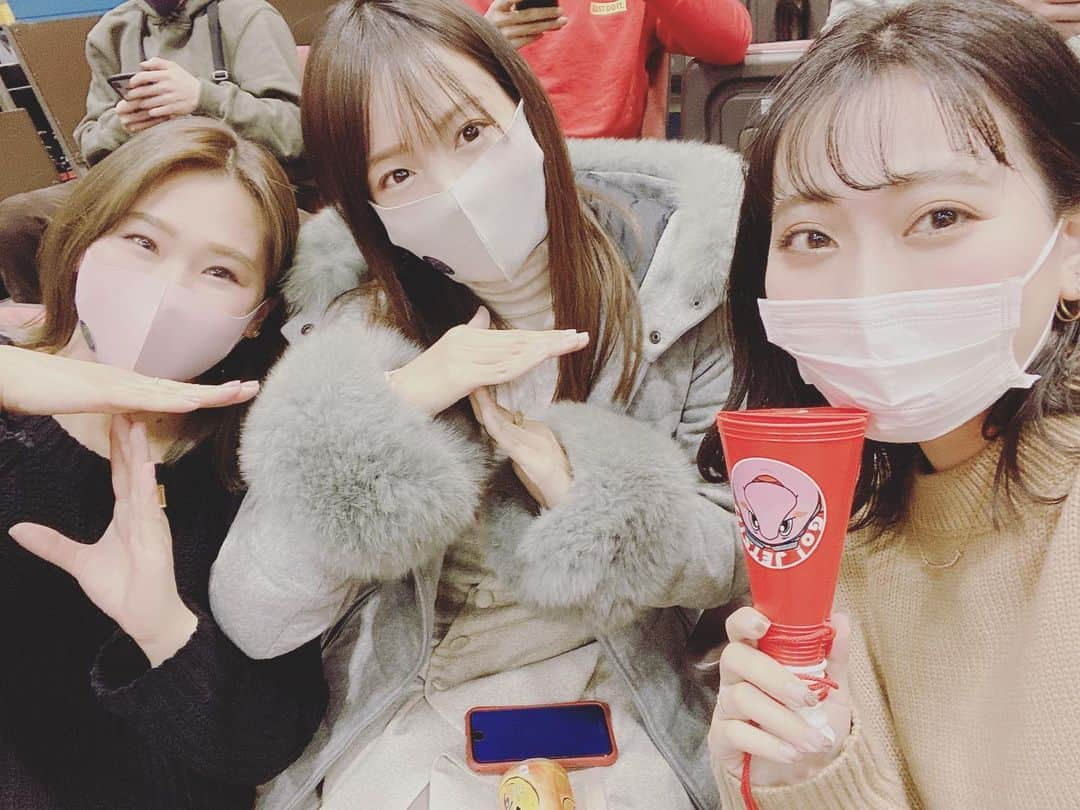 千葉えりかのインスタグラム：「#ちさなほちばと千葉ジェッツ  現地編🏀❤️  3人の予定がちょうど合って 12/20の富山戦を現地観戦できました🏀✈️❤  ダブルオーバータイムって🙄 bj時代からジェッツ観てるけど 初めてだと思います。笑  勝って終われたので感動してちょっと泣いてしまいました🥲❤️  こんなに良い試合を現地で3人で観れて幸せ🥰  相変わらずジェッツはドキドキさせてくれて好きです😘❤️  ジャンボくんのサンタ可愛かったなぁ🤤💓 はやくまた現地行きたいなぁ🏀✈️  #chibajets#千葉ジェッツ#千葉ジェッツふなばし#ジェッツ女子#バスケ観戦#🏀」