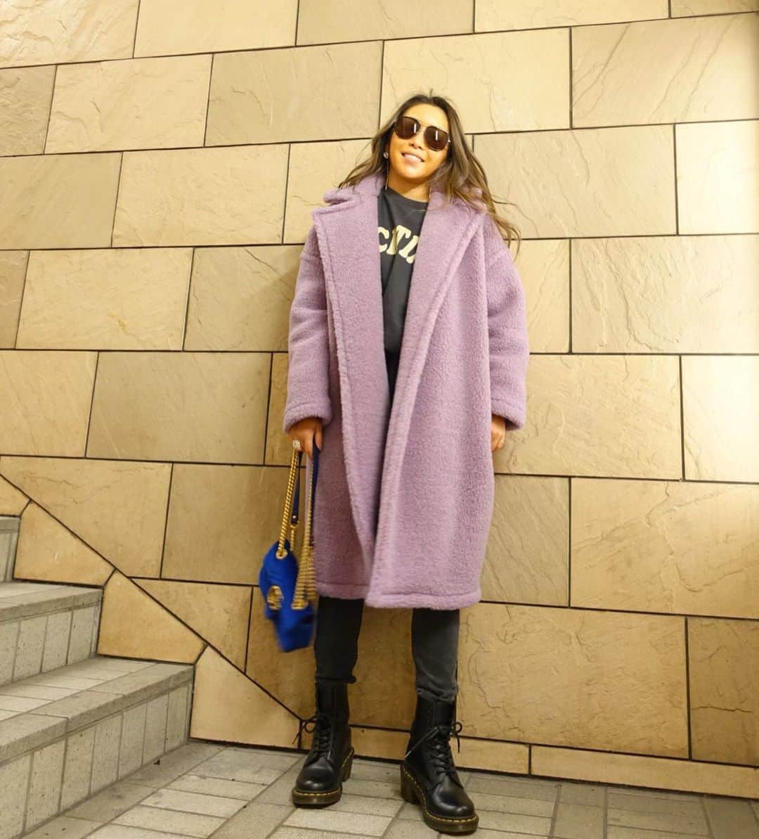 ETSUKOのインスタグラム：「寒すぎて毛布コートの出番💜 風とうさなくて優秀 脱いだらめーっちゃ邪魔w  火傷大丈夫でした🙆‍♀️心配させてごめんなさい🙏🏽 コーデ コート#coldbreaker ×#rhc excitingトレーナー#cherl denim #zara boots #drmartens  bag#gucci」