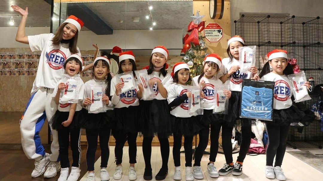 ANNA さんのインスタグラム写真 - (ANNA Instagram)「今日は @rep_japan のクリスマスイベントでライブ配信レッスンでした🎅🎄・ ・ 2クラス共、練習した振りを踊って、それからkids classはクリスマスソングをその場でレッスン🎄💫・ みんなすぐ覚えて上手に踊れてました✨・ ・ HIP HOP beginner classは鬼の筋トレ~クリスマススペシャル~をやりました🤣🎄・ ・ みんな帰りに楽しかったと沢山言いに来てくれて嬉しかったです🎁・ ・ ・ こうやって一つずつ今日から仕事納め☺️明日はチアレッスンのクリスマス会🎄・ 年末バタバタだけどラストスパートがんばろうっ！🏃‍♀️・  ・ ・ ・ #rep #kidsdancer #christmasparty  #repjapan #danceschool #kidsdanceschool」12月23日 19時58分 - anna_flare