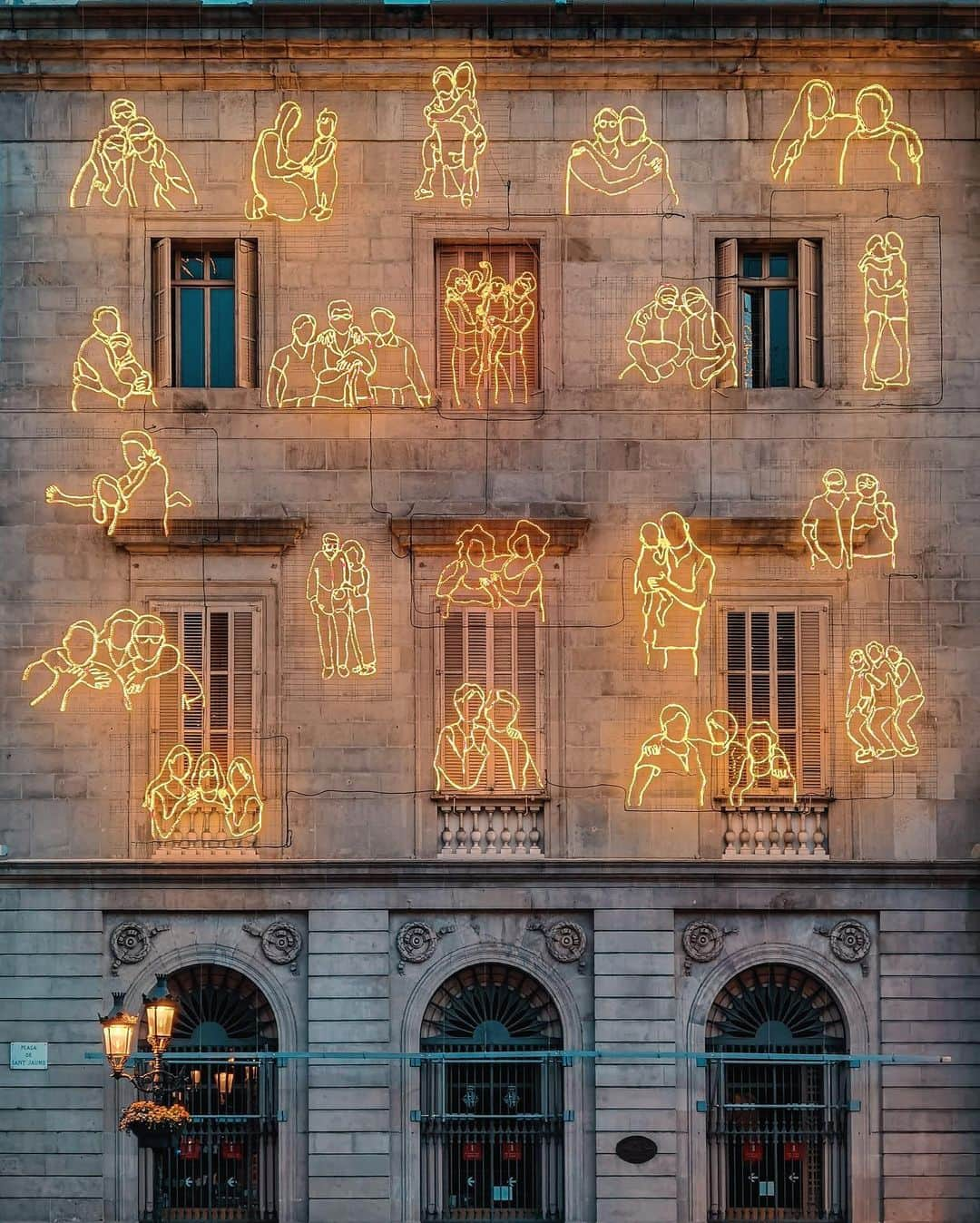 Nicanor Garcíaのインスタグラム：「Ecosistema navideño : Christmas ecosystem #nicanorgarcia @travelarchitectures  Algunas fotos de la Navidad en el centro de Barcelona con el #HuaweiP40ProPlus que me hacen pensar como la tecnología y el ecosistema de Huawei nos ha ayudado este año, y lo hará estas navidades, a estar más cerca de los que queremos. ¡Felices Fiestas a todos!  #ConectadosConHuawei #GeneracionHuawei  Some photos of Christmas in the center of Barcelona with the # HuaweiP40ProPlus that make me think how Huawei's technology and ecosystem has helped us this year, and will do so this Christmas, to be closer to those we love. Happy Holidays to all of you!」