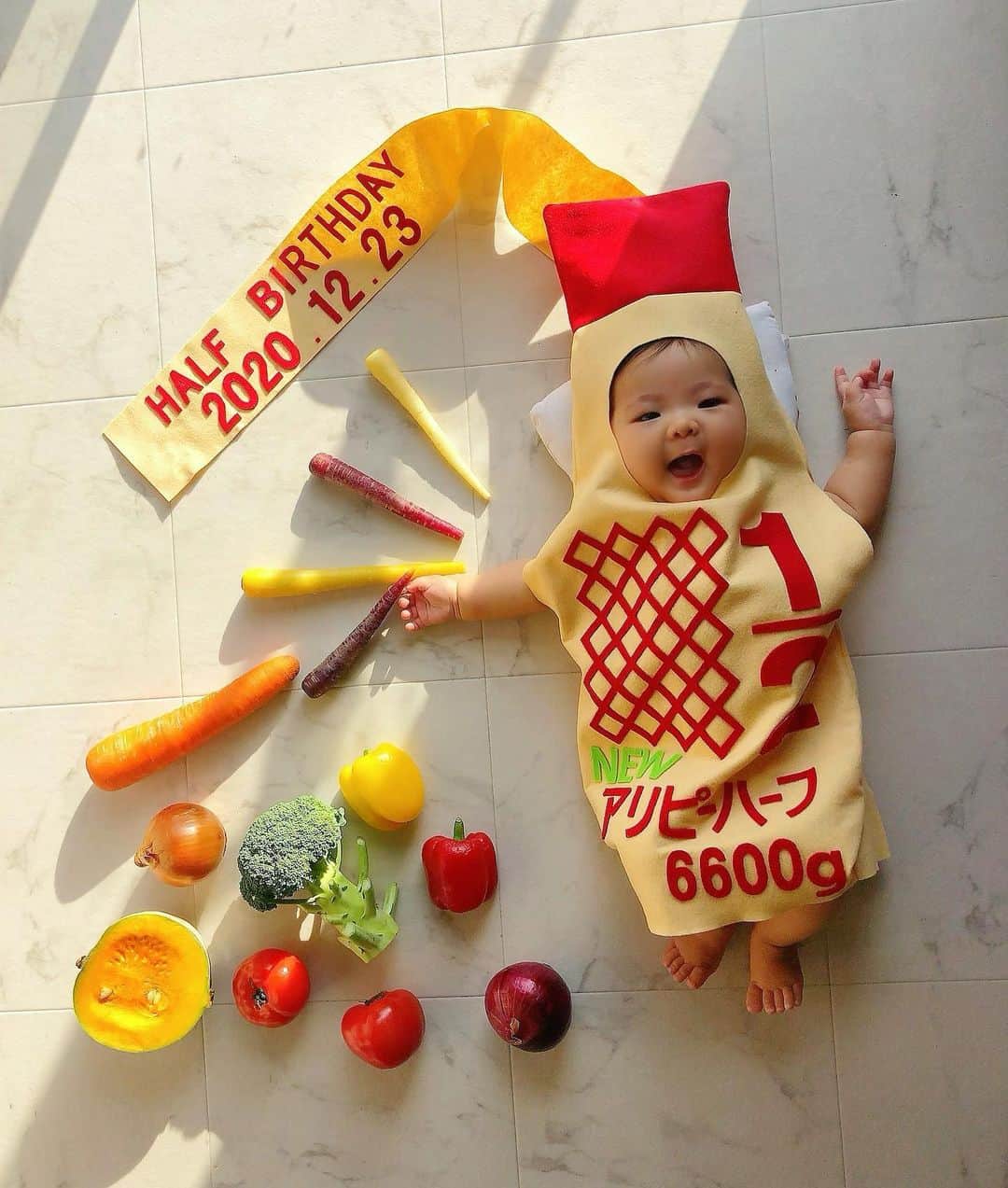 miniのインスタグラム：「Ariel Half Birthday🎂👶🏽💛❤️ 愛は食卓にある。 アリピーハーフ💛❤️ #halfbirthday #baby #生後6ヶ月 #ベビー #ベビーフォト #ハーフバースデー #キューピーハーフバースデー #愛は食卓にある」
