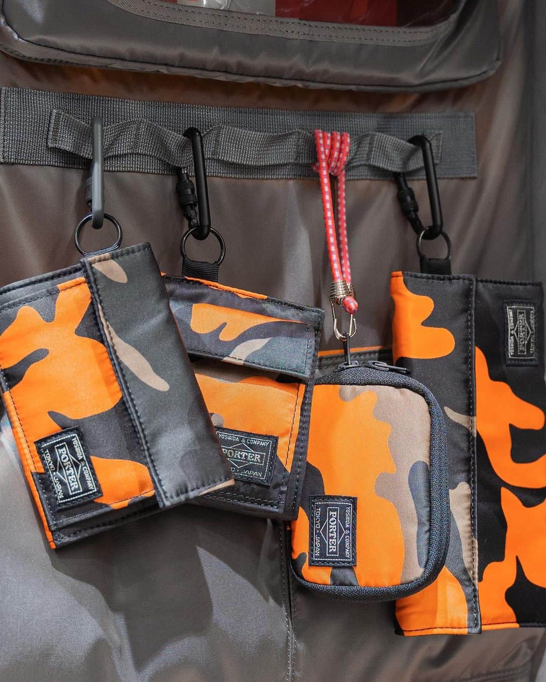 のインスタグラム：「﻿ SHOP ORIGINAL﻿ PS CAMO﻿ ﻿ ウッドランドパターンのカモフラージュ柄に、ビビットなオレンジカラーを取り入れたPORTER STANDオリジナルシリーズ。﻿ ﻿ #yoshidakaban #porter #luggagelabel #madeinjapan #japan #porterstand #shinagawa #tokyo #kyoto #ps #camo #wallet #longwallet #keycase #gift  #limited #exclusive #吉田カバン#ポーター #ポータースタンド #品川 #東京 #京都 #限定」