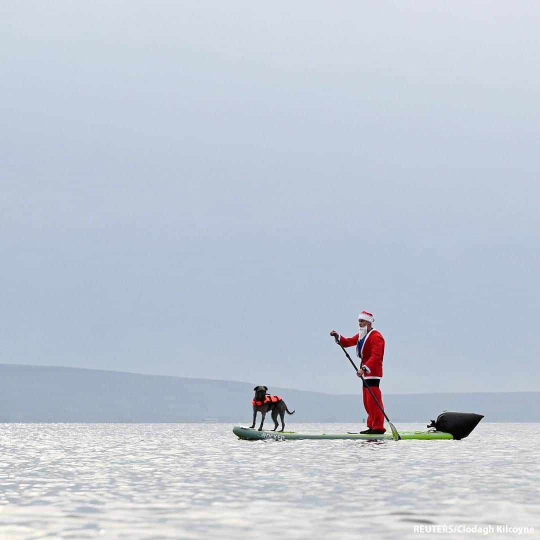 ABC Newsさんのインスタグラム写真 - (ABC NewsInstagram)「A man dressed as Santa Claus paddles on a board with his dog in Galway Bay, Ireland.  #holidayseason #santaclaus #ireland」12月23日 20時00分 - abcnews