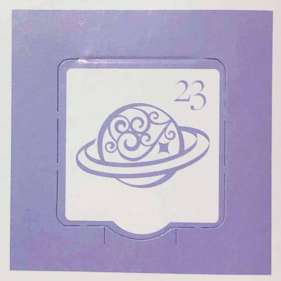 西原さおりのインスタグラム：「12月23日の宝塚アドベントカレンダーはホワイトチョコクランチでした✨ ・ 12月1日から毎日わくわくさせてくれたこのカレンダーも明日のクリスマスイブが最終日です🎄 ひとつのグッズをこれだけ毎日手に取って楽しめたのは初めてでした✨ きっとまた来年もポチっちゃうんだろうなと予感してる😂 ・ これで宙組エリアも全部開いたので、明日のイブは何が入ってるのか、とっても楽しみです✨ ・ #宝塚歌劇団 #adventcalendar  ・ ・ ・ たくさん書きたいことがあるから、明日はしっかりブログにできるように時間作る💪 ・ #ナレーター #西原さおり #voiceover #japanesevoiceover @saolisample #宝塚ファン」