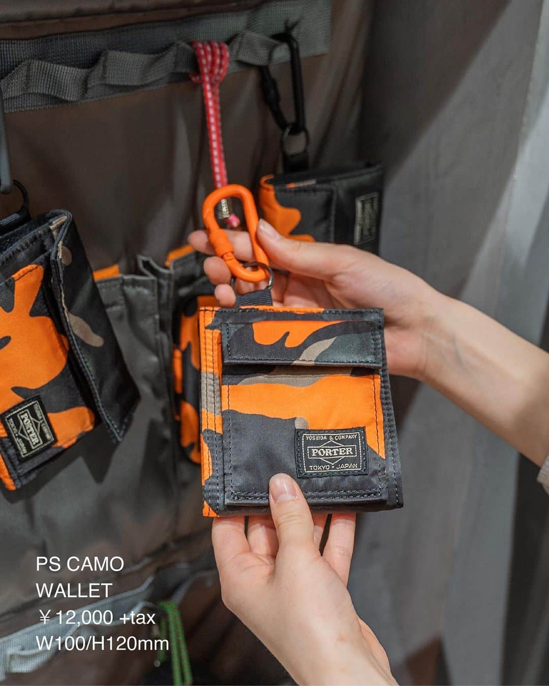 のインスタグラム：「﻿ SHOP ORIGINAL﻿ PS CAMO﻿ ﻿ ウッドランドパターンのカモフラージュ柄に、ビビットなオレンジカラーを取り入れたPORTER STANDオリジナルシリーズ。﻿ ﻿ お札やカードが整理しやすい2層に仕切られた札入れや、複数のカード段など充実した作りのウォレットです。﻿ ﻿ WALLET﻿ No.384-17811﻿ ￥12,000+tax﻿ W100/H120mm﻿ ﻿ #yoshidakaban #porter #luggagelabel #madeinjapan #japan #porterstand #shinagawa #tokyo #kyoto #ps #camo #wallet #gift  #limited #exclusive #吉田カバン#ポーター #ポータースタンド #品川 #東京 #京都 #限定」