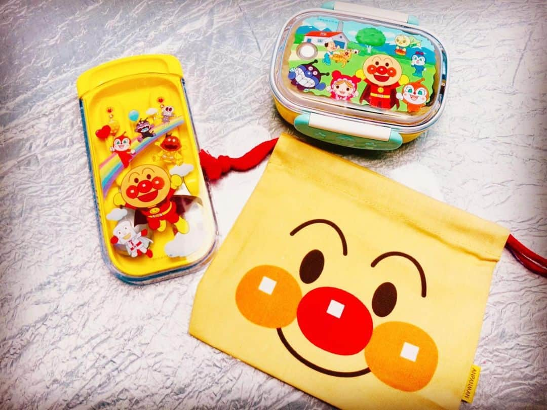 平愛梨さんのインスタグラム写真 - (平愛梨Instagram)「子供のお弁当👶🍱  幼稚園行き出したバンビーノがお給食を食べないから慣れるまでお弁当を持参させてもらうことになった✌️  これで私も少しホッとした🙏  おやつはしっかり食べて帰ってきてたみたいだけど😅  子供のお弁当のおかずってどんなものを入れたらいいんだろう🙄？  あまり入らないから難しい😢 #平飯#子供のお弁当#ハンバーグ#アンパンマン#親子で大好き#ちゃんと#食べてくれますように#どんなおかずが合うかしら」12月23日 20時02分 - harikiri_tairi