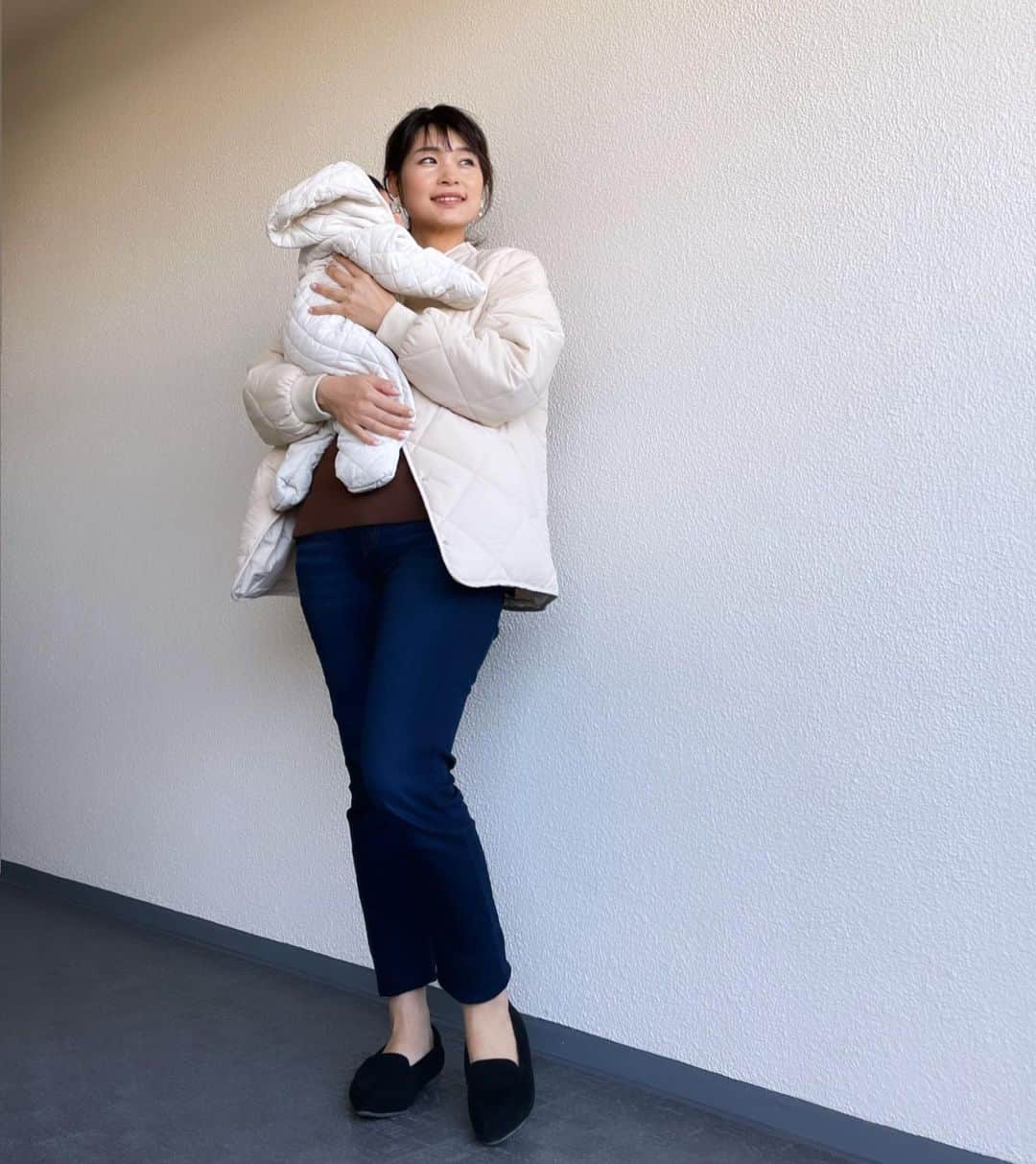 三佐和あやのインスタグラム：「#ootd ﻿お天気のいいうちに さらっとお出かけしてきました〜😀 ぱくちゃん ほぼ寝てて 何の意味があるやら〜 と思ったけど わたしの気分転換には なりましたよ✨  #code  coat ... @ibeul__  Knit ... @saisondepapillon_official  skirt ... @reedit_official  pumps ... @zozotown   #ベビフル #ママリ #子育てママ #スマイル育児 #ベビスタグラム #ママファッション #ママコーデ #ママライフ #赤ちゃんのいる生活 #育児日記 #今日のコーデ #今日の服 #冬コーデ #きょコ #いつコ #シンプルコーデ #大人カジュアル #fashion」
