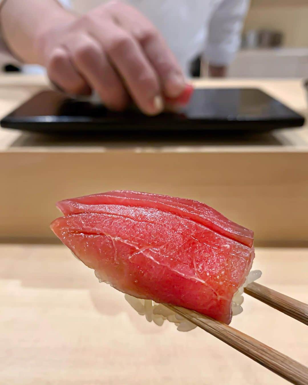 Yukicoさんのインスタグラム写真 - (YukicoInstagram)「🍣 . . 2020年12月1日オープン﻿ 『北浜鮨やまの』 ﻿. . 雲丹いくら海老の一品から もう”美味しい”が止まらない𓄹𓄹𓄹 . . シャリは赤酢 ポン酢や柚子胡椒にもこだわり ひとつひとつの食材にあった調理法で 一品ごとを仕上げてくれる丁寧な仕事ばかり‥ . だから一品ごとの タイトル長め😆 ﻿. . 自分でも作ってみたいなという あわせなんかもあったりで 食べながら学びにもなりました𓂃✍︎ . . いい感じに盛り盛りに作っていたのは 『トロいぶりがっこ葱✨』 お腹いっぱいすぎても 無理矢理食べた絶品🥺✨✨ . . 大将の五感はセンス抜群👏🏻 美味しいを言いまくって 終わりました🙏🏻﻿ ﻿. . まだ載せきれてないのがスイーツ✨ 玉（ぎょく）かと思いきや キャラメリゼしたスイートポテト🍠 . . ここは絶対ハズレなし‼️ コスパ最強ボリューム満点💯 必ず保存して記憶に留めてくださいね🍣 . . . . . .﻿ ﻿北浜鮨やまの@kitahama_sushi_yamano ﻿ 大阪市中央区高麗橋1-3-2﻿ 京阪・地下鉄堺筋橋﻿ 北浜駅徒歩3分﻿ 完全予約制﻿ 12000円コースのみ（18時・19時からスタート）﻿ 📞 0662105960 日曜・祝日休  #sushi#osaka#kitahama#寿司屋#すし#鮨屋#やまの#鮨やまの#北浜鮨やまの#北浜#北浜グルメ#大阪グルメ#大阪寿司屋#大阪すし#雲丹#いくら#戻り鰹#ふぐ#白子#フカヒレ#美味しい」12月23日 20時13分 - yukicolifecom