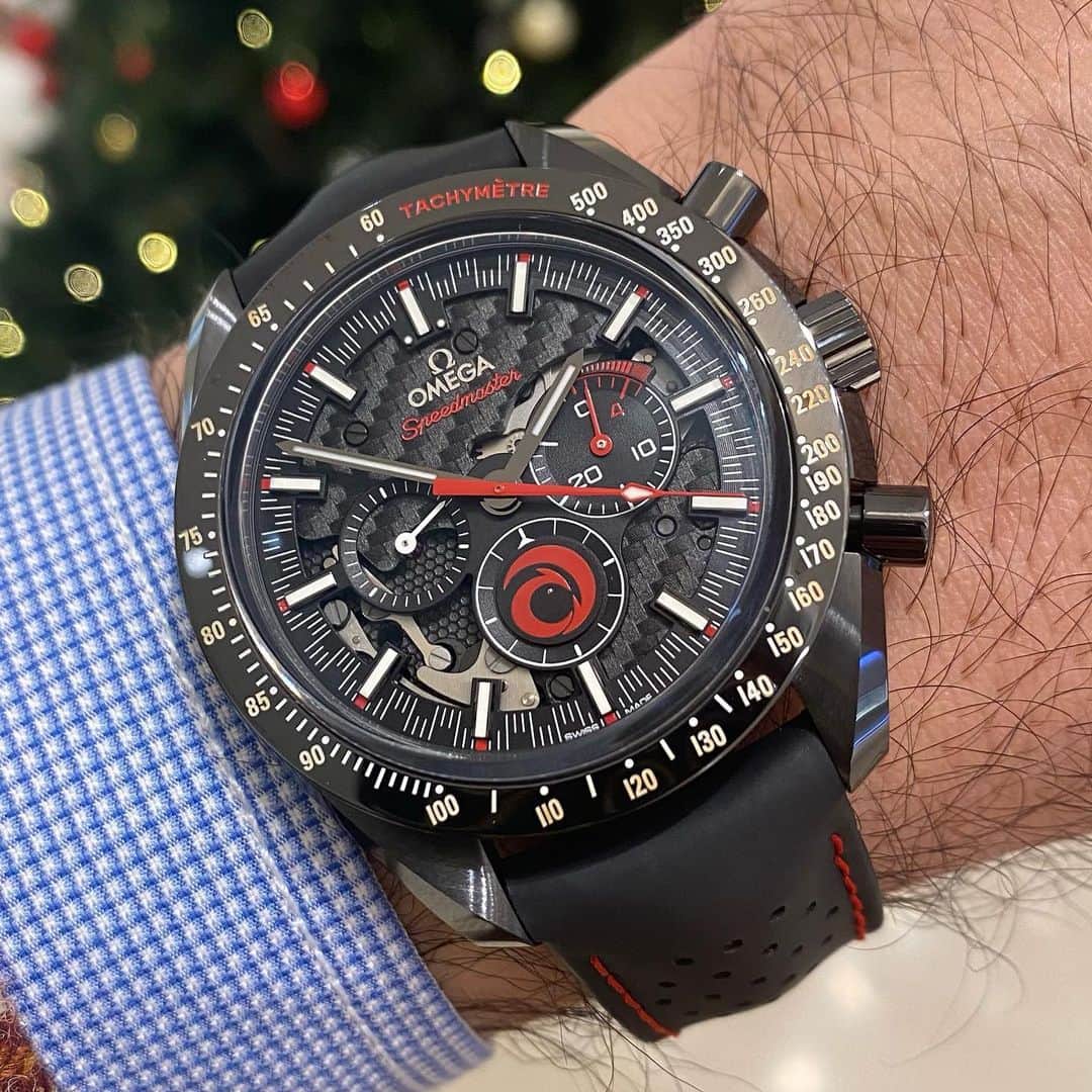 WATCHMANIAさんのインスタグラム写真 - (WATCHMANIAInstagram)「@omega and Alinghi are two Swiss brands with a passion for innovation and precision. As a special tribute to the Alinghi boats that fly across the water, Omegahas chosen the Speedmaster as the perfect watch to celebrate the partnership. This one-of-a-kind model displays some truly captivating details and is inspired by Alinghi’s unique boat design.  #omega #omegawatches #omegawatch #speedmaster #omegaspeedmaster #speedmasteralinghi #alinghi #swisswatch #swisswatches #watchmania」12月23日 20時13分 - watchmania