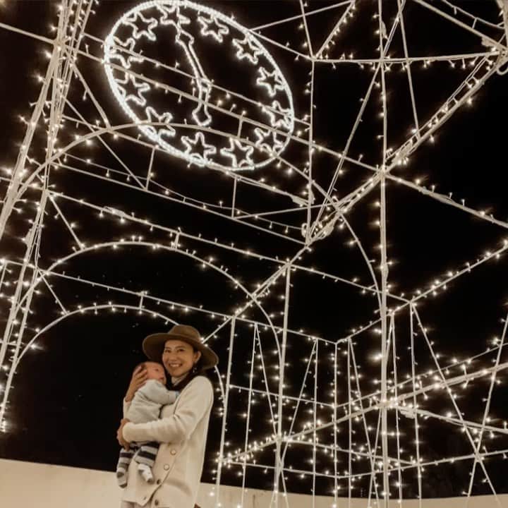 のインスタグラム：「. #カヌチャのイルミネーション﻿ @kanucha_resort  ﻿ 今年はコロナの影響で宿泊者やレストラン﻿ ・ゴルフ利用者のみ観覧可能。﻿ ﻿ 密にならない対策も良き👍🏽﻿ ﻿ カヌチャ全体がイルミネーションに包まれて。﻿ 綺麗で幻想的。﻿ ﻿ ルイルイは初めてのイルミネーション👶🏽💫﻿ ﻿ ﻿ スターダストファンタジアは2/14まで開催。﻿ ﻿ おすすめは﻿ スターダストファンタジアの﻿ 点灯がスタートする時間に﻿ ディナーを予約すること☝🏽﻿ ﻿ 私は部屋から点灯の瞬間を﻿ 見れた😍🤙🏽﻿→スワイプ2枚目。 ﻿ ─︎─︎─︎─︎─︎─︎─︎─︎─︎─︎﻿ ﻿ #沖縄﻿ #沖縄リゾートホテル﻿ #カヌチャは街だ ﻿ #カヌチャリゾート ﻿ #カヌチャリアンアンバサダー﻿ #カヌチャでイルミ﻿ #スターダストファンタジア﻿ #沖縄イルミネーション﻿ #カヌチャでクリスマス﻿ #クリスマスイルミネーション﻿ ﻿」