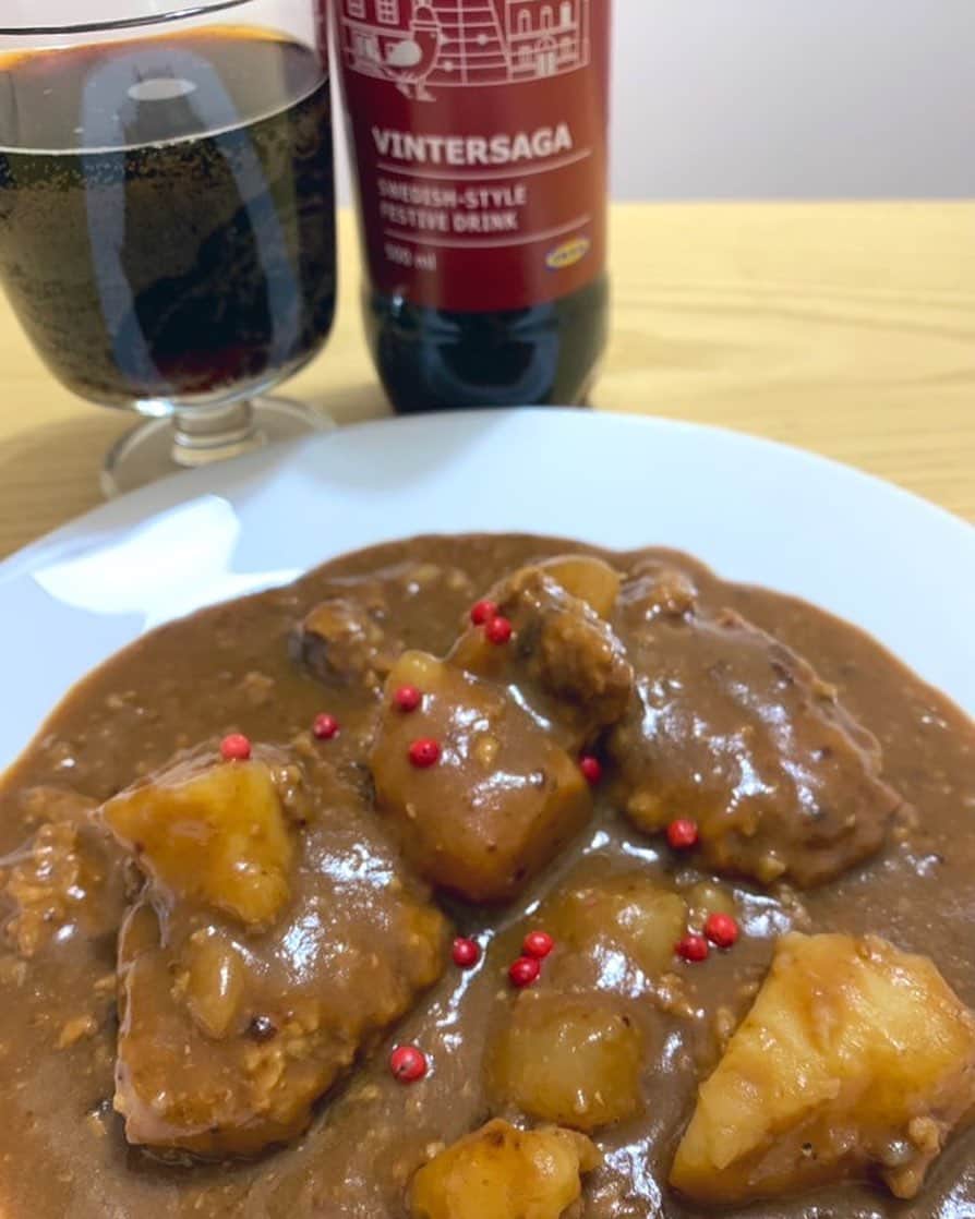 のインスタグラム：「晩御飯(๑′ᴗ‵๑)✨ ピンクペッパーを散りばめた煮込みハンバーグ👍 IKEAで買ったスウェーデンのクリスマスドリンクと🎄  #メリークリスマス #まだ早い #言いたいだけ （笑）」