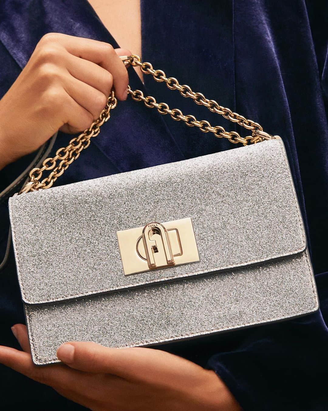 フルラのインスタグラム：「Velvet and glitter is such a classic Holiday mix, but it never goes out of style. Link in bio.    #thefurlasociety #furlafeeling #furlagift #newcollection #furla #accessories #fashion」