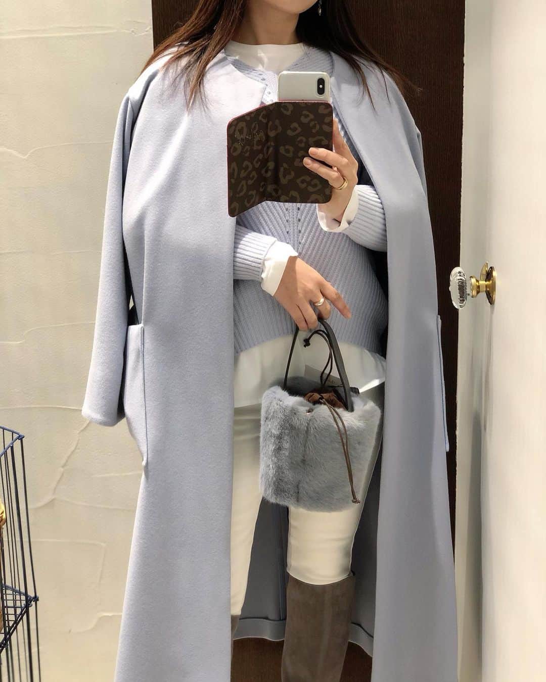 新谷美奈のインスタグラム：「.﻿ ﻿ ダークトーンの着こなしばかりで﻿ “何を着てもいつも同じ。”になりがちな冬☃️﻿ そんないつもの冬コーデを一瞬にして﻿ リフレッシュしてくれる﻿ くすみブルーのニットはセールでGETすべし😏﻿ ﻿ 清潔感のある冬の白を合わせて﻿ メリハリをプラスして💭⛄️﻿ ﻿ Nina mew﻿ coat ¥59,000+tax→30%OFF﻿ knit ¥22,000+tax→30%OFF﻿ pants ¥18,000+tax﻿ bag ¥10,000+tax﻿ ______________________________________﻿ ﻿ 🎍Nina mew 2021 HAPPY BAG🛍﻿ 数量限定！ご予約承っております🤍﻿ ﻿ ☃️WINTER SALE開催中！﻿ ﻿ @ninamew_official#Ninamew#ニーナミュウ#ゆめタウン#ゆめタウン佐賀#セレクトショップ#selectshop」