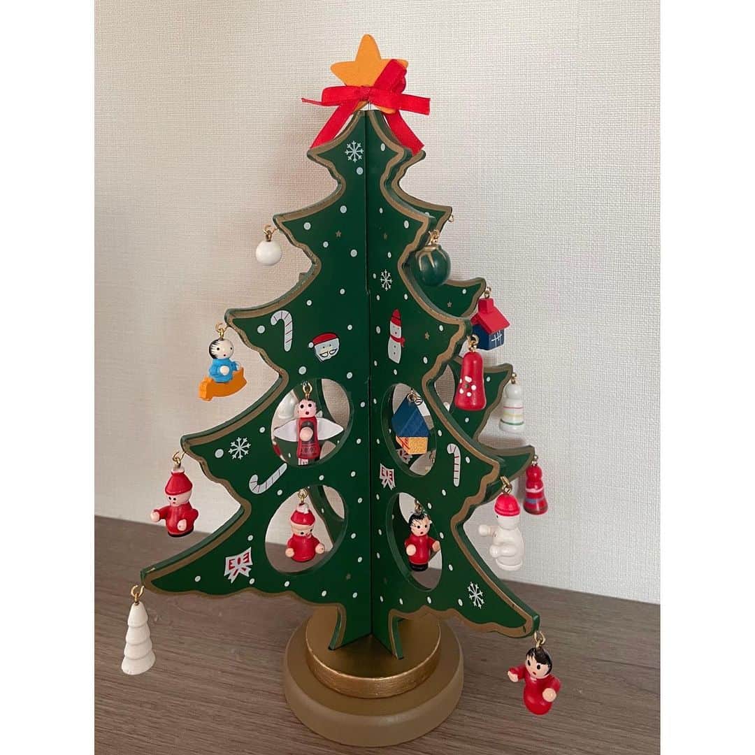 藤澤恵麻さんのインスタグラム写真 - (藤澤恵麻Instagram)「もうすぐクリスマスなので 玄関先にリースを飾りました。  家の中には小さなツリーの置き物。 いずれは子供が喜んでくれるような素敵なクリスマスツリーを飾ってあげたいなぁ、と思いつつ、まだこれという物を見つけられていません。  皆さんのお家ではクリスマスツリーを飾っていますか？  #恵麻 #ema #christmas #クリスマス #リース #クリスマスツリー #ツリー」12月23日 20時22分 - ema_fujisawa_official