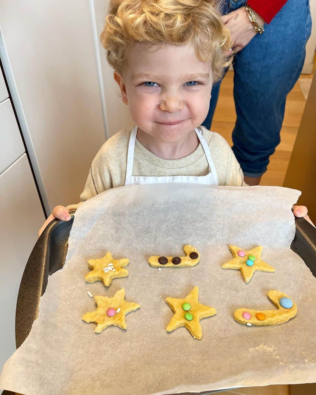 キアラ・フェラーニさんのインスタグラム写真 - (キアラ・フェラーニInstagram)「Leo baked his first cookies 🍪」12月23日 20時14分 - chiaraferragni