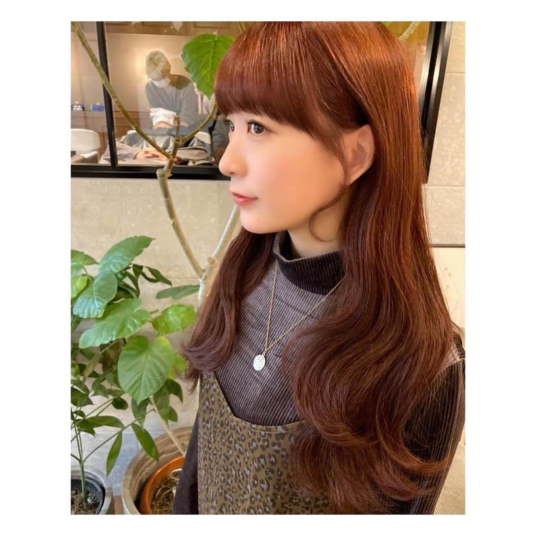 くりかさんのインスタグラム写真 - (くりかInstagram)「美容院納め✂︎ 今回は、がっつりピンクを入れてもらいました💗  今年もみことさん（ @mikoto_0130 ）に 月一でお世話になりました☺️ 今年はイメチェンすることになって、髪色に悩んでたときにみことさんに相談乗ってもらってお気に入りの髪色を見つけることができたり。 冗談抜きで、毎回みことさんに髪の毛綺麗にしてもらったら目がぱっちり開いて大きくなって、表情が明るくなる気がするの！！笑 あゆくまのくりかにいなくてはならない存在♡  #あゆみくりかまき #あゆくま」12月23日 20時15分 - kurika_ayumikurikamaki