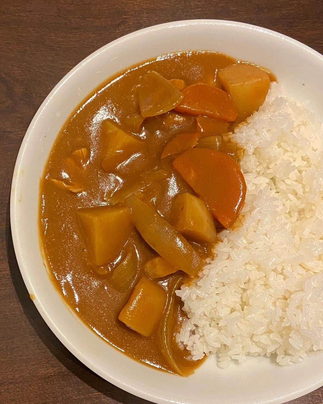 長島涼平のインスタグラム：「カレー担当してます。涼平です。よろしく。  #カレー #バーモント #シンプル #肉どこいったの？ #俺が作ったと思えないほど #優しい味 #ガラムマサラ #大好き」