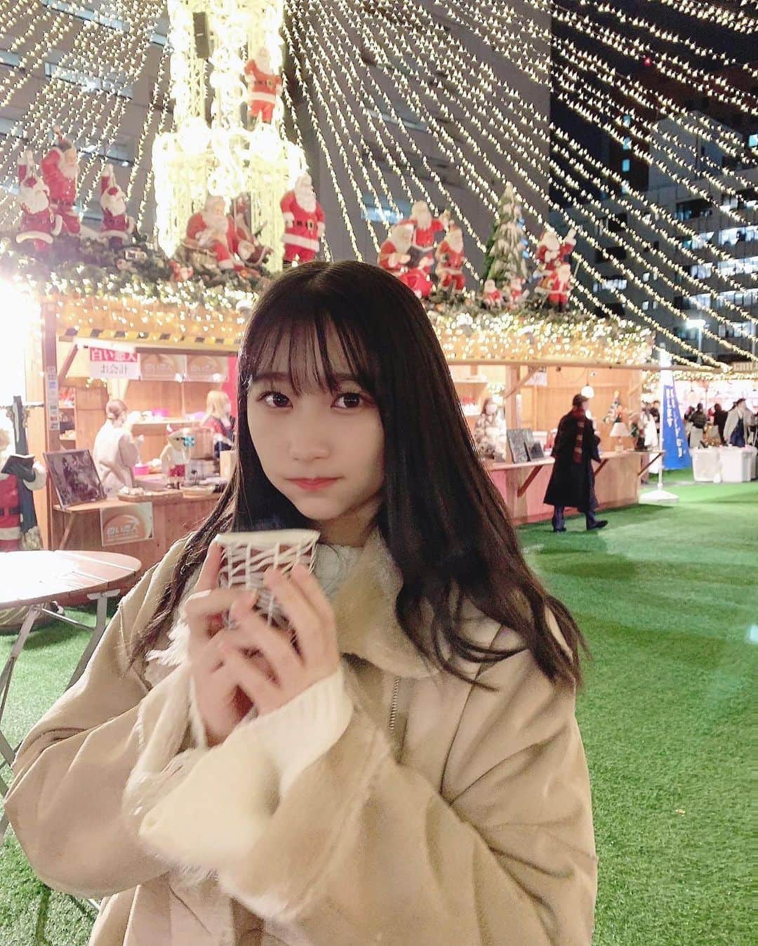 伊藤優絵瑠のインスタグラム：「☕️✨ ・ ・ #ホットチョコレート #クリスマスマーケット」