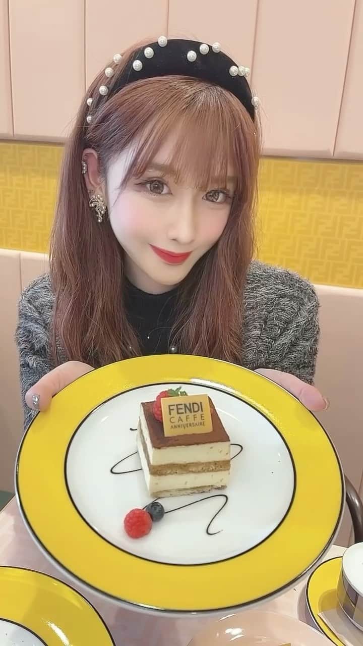 のインスタグラム：「期間限定のFENDICAFE☕️💛 ・ #fendiカフェ #フェンディカフェ #表参道カフェ  #fendi #fendicafe #期間限定スイーツ #セットアップコーデ  #クリスマスコーデ  #東京カフェ巡り #東京カフェ #表参道カフェ #表参道映え #映えカフェ  #期間限定カフェ #フォトジェニック #アニヴェルセル表参道 #表参道グルメ #アフタヌーンティー#アフタヌーンティー巡り#東京カフェ#今日のコーデ #女子会コーデ#おしゃれさんと繋がりたい #カフェ巡り#カフェ好きな人と繋がりたい #映えスポット#インスタ映えスポット #cosplaylife #kawaiiaesthetic #kawaiistyle #量産型コーデ #地雷系女子」