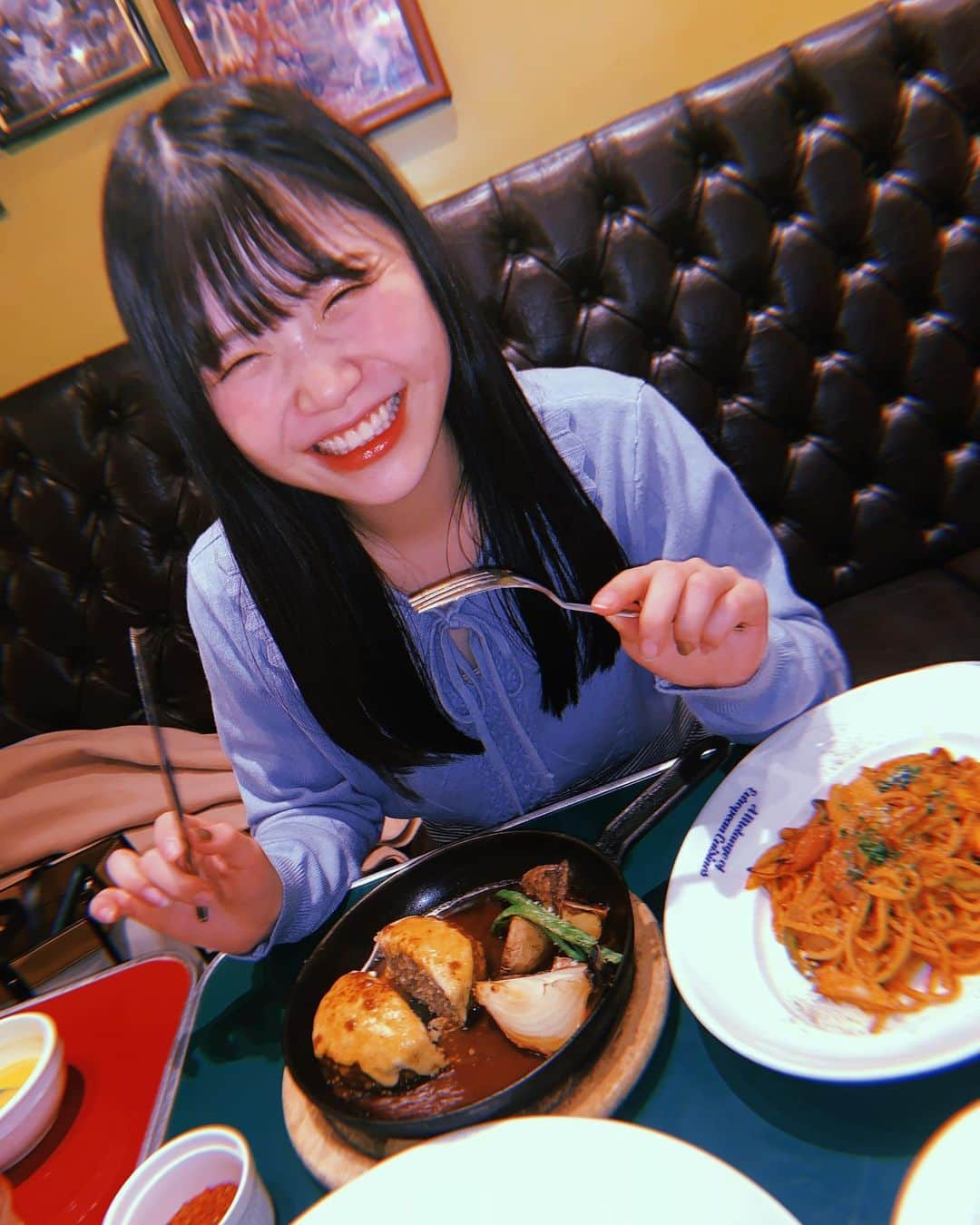 白間美瑠さんのインスタグラム写真 - (白間美瑠Instagram)「でぐっちゃんのご飯食べてる時の顔は、、幸せなのが100%溢れ出してて、癒されるし、一緒に食べててよりご飯が美味しくなる🤤🤤 これは、でぐっちゃんの魅力だ〜❤️ ・ でぐっちゃんのインスタの投稿、、めちゃめちゃに美味しそうなご飯沢山投稿してて、いつもチェックしてるぜい🤤 #ぱくぱく姉妹　#でぐみる　#白間カメラマン　#笑顔可愛い」12月23日 20時17分 - shiro36run