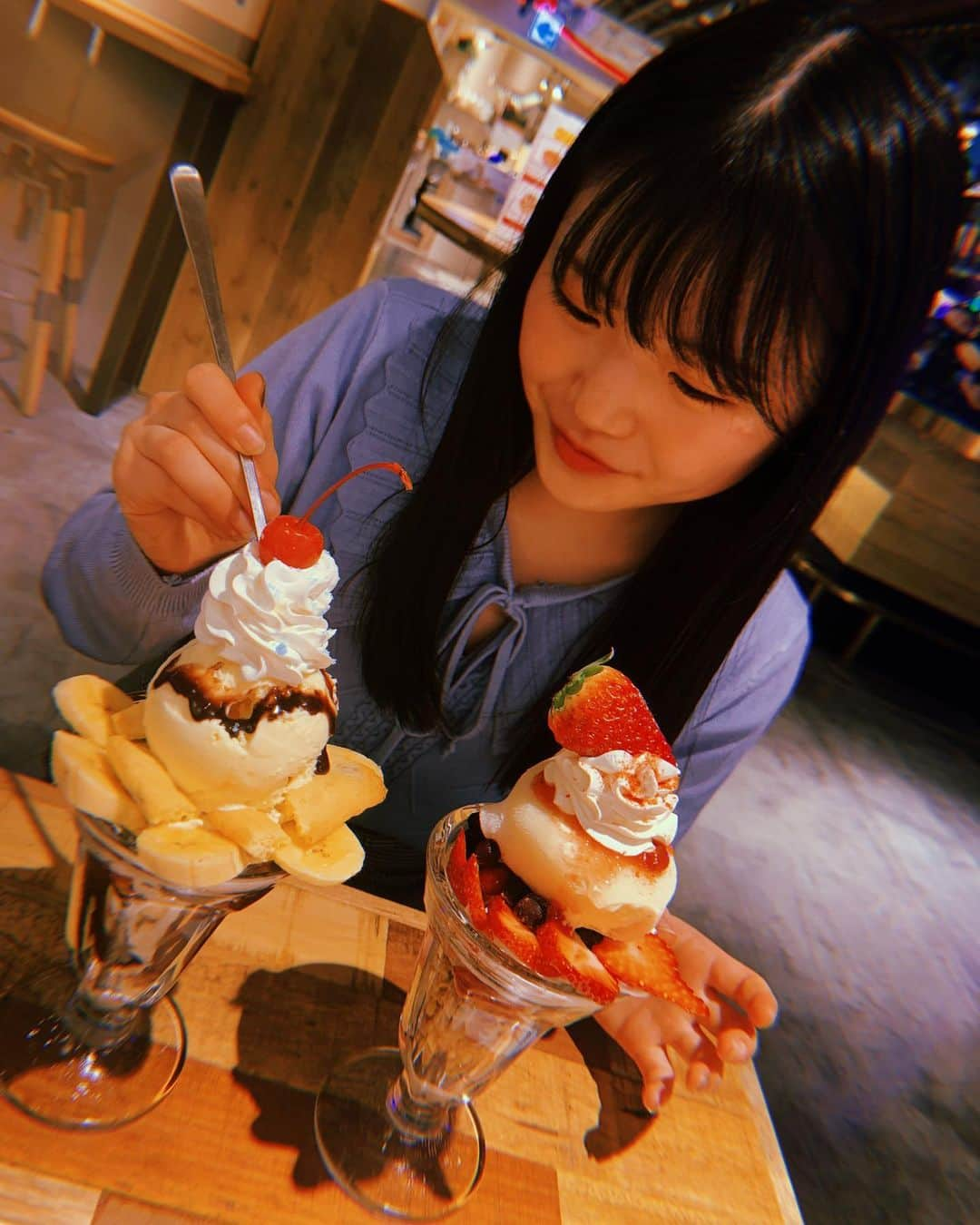 白間美瑠さんのインスタグラム写真 - (白間美瑠Instagram)「でぐっちゃんのご飯食べてる時の顔は、、幸せなのが100%溢れ出してて、癒されるし、一緒に食べててよりご飯が美味しくなる🤤🤤 これは、でぐっちゃんの魅力だ〜❤️ ・ でぐっちゃんのインスタの投稿、、めちゃめちゃに美味しそうなご飯沢山投稿してて、いつもチェックしてるぜい🤤 #ぱくぱく姉妹　#でぐみる　#白間カメラマン　#笑顔可愛い」12月23日 20時17分 - shiro36run