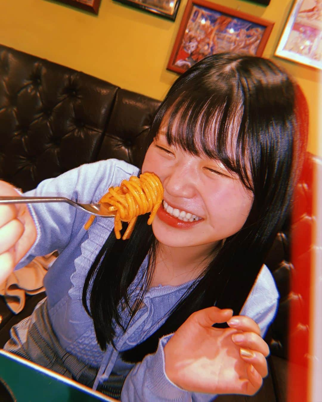 白間美瑠さんのインスタグラム写真 - (白間美瑠Instagram)「でぐっちゃんのご飯食べてる時の顔は、、幸せなのが100%溢れ出してて、癒されるし、一緒に食べててよりご飯が美味しくなる🤤🤤 これは、でぐっちゃんの魅力だ〜❤️ ・ でぐっちゃんのインスタの投稿、、めちゃめちゃに美味しそうなご飯沢山投稿してて、いつもチェックしてるぜい🤤 #ぱくぱく姉妹　#でぐみる　#白間カメラマン　#笑顔可愛い」12月23日 20時17分 - shiro36run