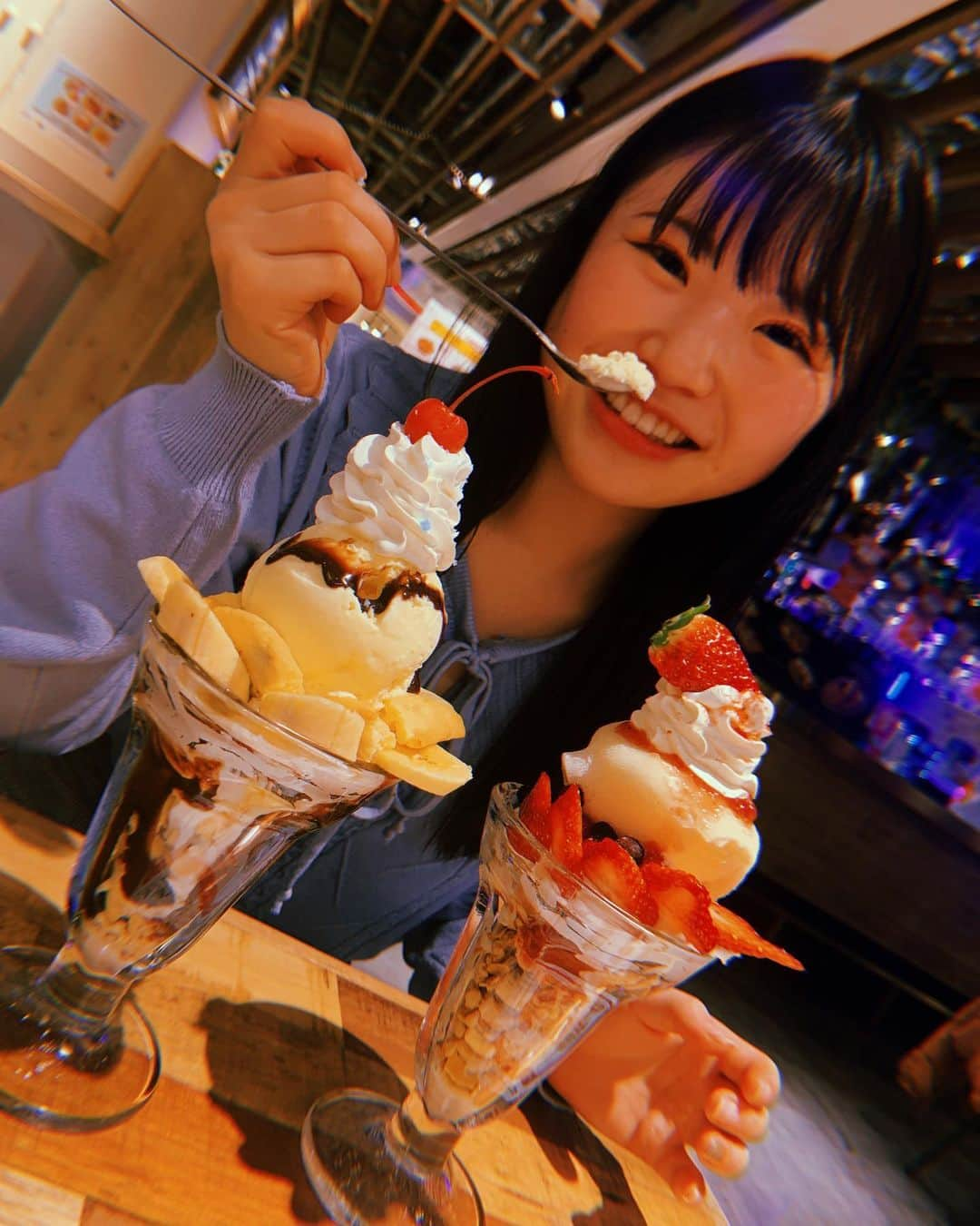 白間美瑠さんのインスタグラム写真 - (白間美瑠Instagram)「でぐっちゃんのご飯食べてる時の顔は、、幸せなのが100%溢れ出してて、癒されるし、一緒に食べててよりご飯が美味しくなる🤤🤤 これは、でぐっちゃんの魅力だ〜❤️ ・ でぐっちゃんのインスタの投稿、、めちゃめちゃに美味しそうなご飯沢山投稿してて、いつもチェックしてるぜい🤤 #ぱくぱく姉妹　#でぐみる　#白間カメラマン　#笑顔可愛い」12月23日 20時17分 - shiro36run