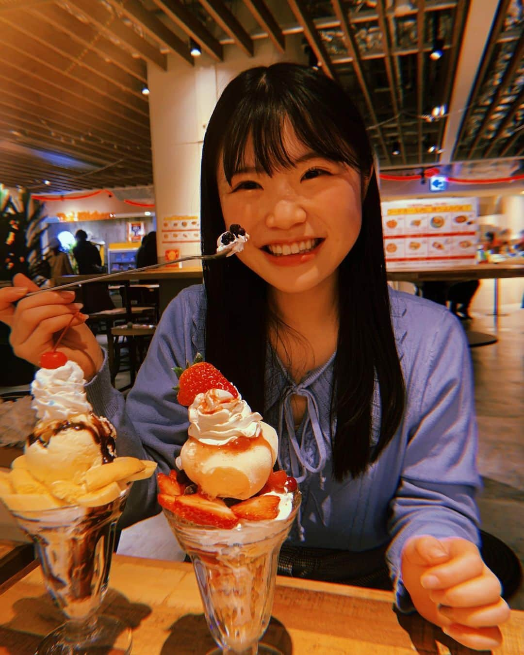 白間美瑠さんのインスタグラム写真 - (白間美瑠Instagram)「でぐっちゃんのご飯食べてる時の顔は、、幸せなのが100%溢れ出してて、癒されるし、一緒に食べててよりご飯が美味しくなる🤤🤤 これは、でぐっちゃんの魅力だ〜❤️ ・ でぐっちゃんのインスタの投稿、、めちゃめちゃに美味しそうなご飯沢山投稿してて、いつもチェックしてるぜい🤤 #ぱくぱく姉妹　#でぐみる　#白間カメラマン　#笑顔可愛い」12月23日 20時17分 - shiro36run