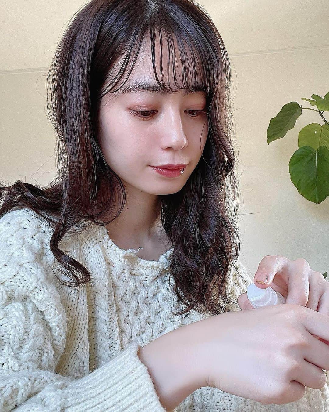 伊藤沙織のインスタグラム：「いつものスキンケアにプラスした @alittlealotjp のブースターオイル。化粧水前に使うと、浸透を高めてしっとりと保湿してくれて、肌を柔らかい状態に導きます💭大好きなベルガモットの香りにもリラックス〜☺️  “肌悩み”と“気持ち”に寄り添うナチュラルスキンケアシリーズ🌱オンラインストアでも購入できます✨  #alittlealot #アリトルアロット #ナチュラルスキンケア #ブースターオイル #天然由来 #オイル美容 #乾燥ケア #保湿ケア #ベルガモット #pr」
