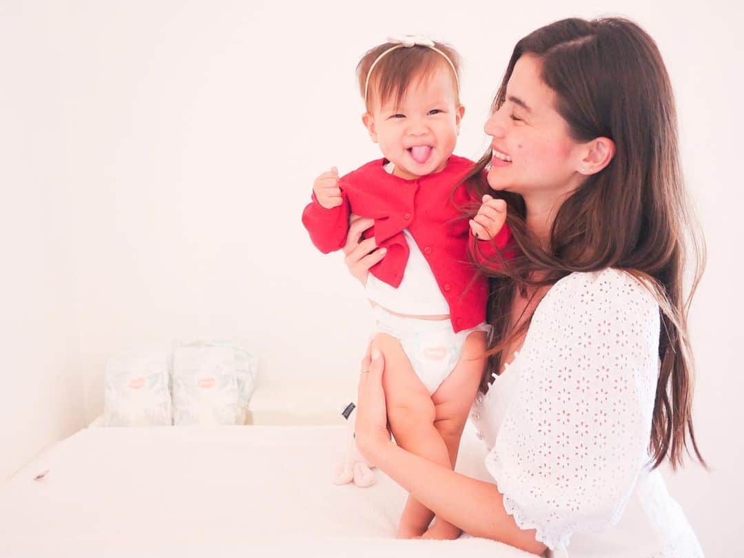 アン・カーティスのインスタグラム：「Dahlia (as you can see in this picture ) and I are so happy to share that we are officially part of the Huggies Family. I’ve used Huggies since she was a newborn so I was thrilled when I learned we would be joining their family and I got even more excited when I found about the noble initiative they wanted to do to celebrate this partnership - during this season of giving Huggies will be doing a secret SANNEta gift pack in Lazada. So basically,  you buy 1 get 1 and GIVE 1! This is such a great thing! Imagine you have to buy your nappies anyway but at the same time you get a gift pack and you are giving a mother and her child a chance to receive the exact same gift pack ❤️ So please join the Huggies team by spreading the love to some mums and their bubs this Christmas season. ❤️🎄 @huggiesphilippines」