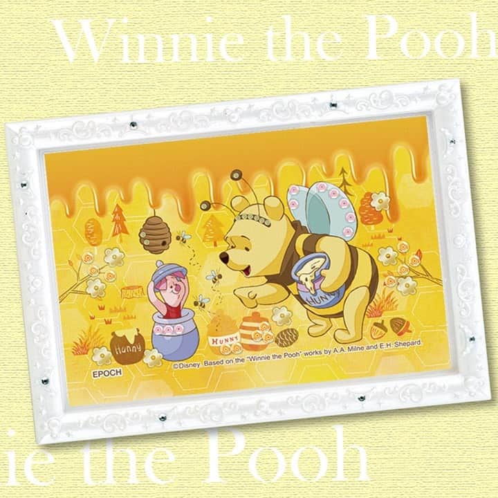 パズルデコレーション公式 エポック社のインスタグラム：「・ パズルデコレーションminiから、プーさんの大好きなハチミツをモチーフにしたかわいい絵柄が新登場!  『プー／ゴールデンハニー』　70ピース  ミツバチになったプーさんもハニーポッドに入ったピグレットも可愛いですよね。  70ピースの小さなパズルなので気軽に組み立てられ、さらに付属のデコパーツを使えば自由に自分流のアレンジも楽しめます。  詳しい商品については、パズデコ公式ウェブサイトをチェックしてください。  ©︎Disney. Based on the ""Winnie the Pooh"" works by A.A. Milne and E.H.Shepard  #パズルデコレーション #パズデコ #puzzdeco  #パズル #puzzle #ジグソーパズル  #デコレーション #デコ #ハンドメイド  #ディズニー #disney #プーさん #ピグレット #WinnieThePooh #Pooh」