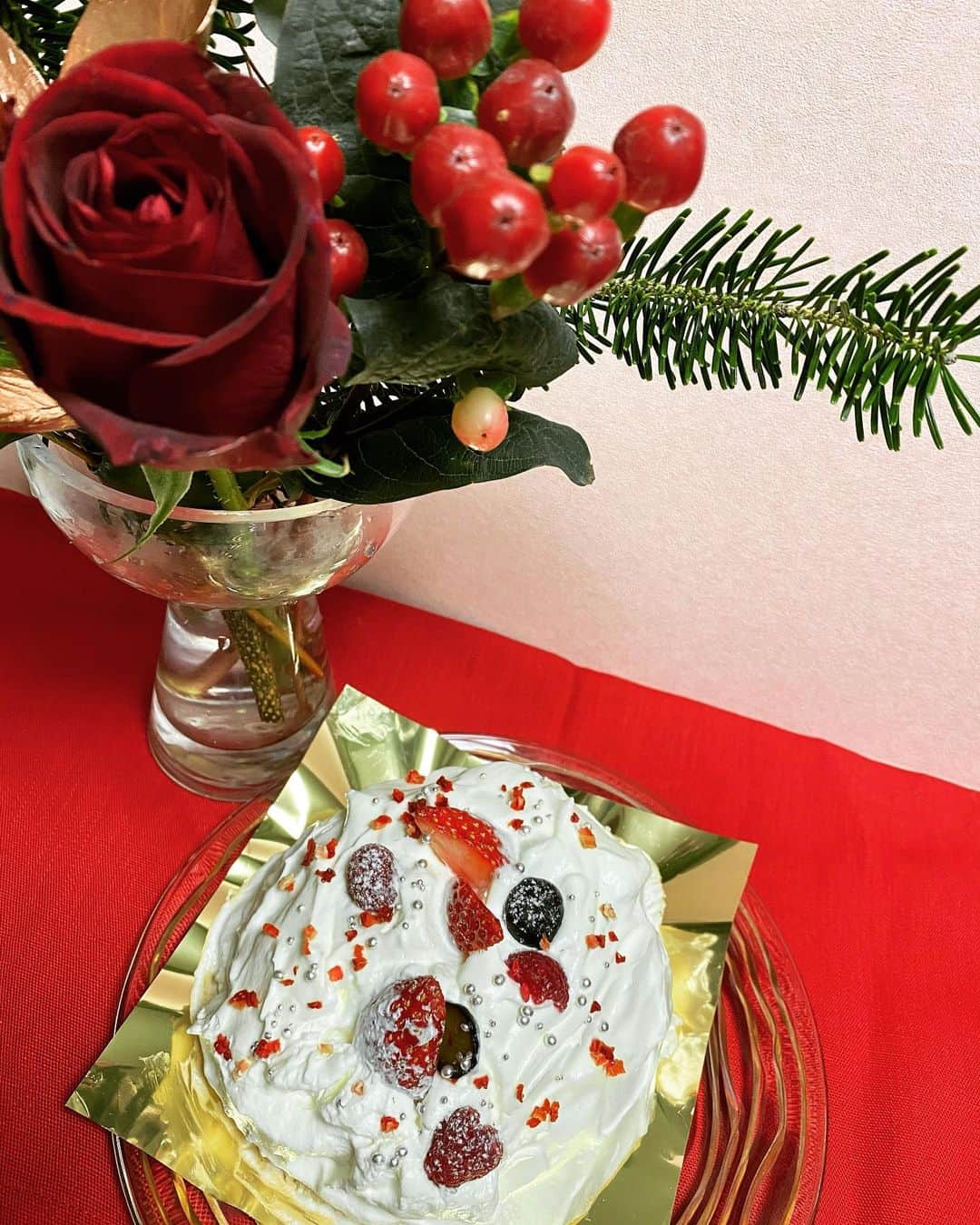小柳津真由美さんのインスタグラム写真 - (小柳津真由美Instagram)「るみちゃんとクリスマスケーキを作ってきました！ 帰りに買って帰ってきたお花と一緒に写真撮ってたら　クリスマス前なのに主人に食べられちゃいました(*≧∀≦*)  まっ、いっか  #クリスマスケーキ #手作りケーキ #苺のスノードームケーキ #クリスマス前に食べ切った！ #甘いものに目がない #小柳津真由美」12月23日 20時22分 - mayumioyaizu