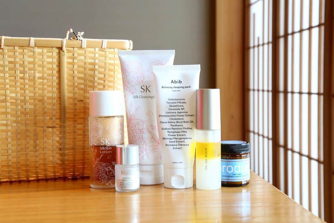 奥田順子さんのインスタグラム写真 - (奥田順子Instagram)「旅のスキン&ヘアケア達！ @silkderiver の化粧水がほんといい♡保湿力あるから、クリーム1つで十分 #シルククレンジングゲル #シルクローション #ウカヘアオイル #abib#赤ちゃんパウダー」12月23日 20時23分 - okuda_junko