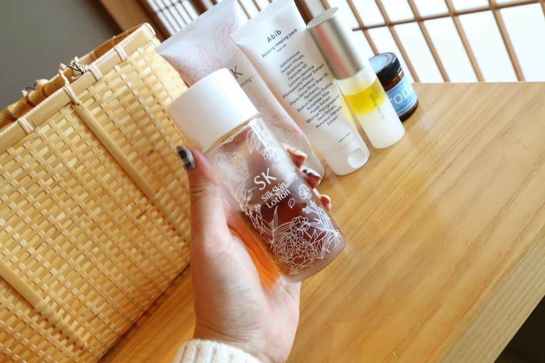 奥田順子さんのインスタグラム写真 - (奥田順子Instagram)「旅のスキン&ヘアケア達！ @silkderiver の化粧水がほんといい♡保湿力あるから、クリーム1つで十分 #シルククレンジングゲル #シルクローション #ウカヘアオイル #abib#赤ちゃんパウダー」12月23日 20時23分 - okuda_junko