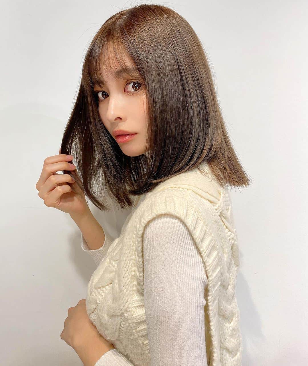 のインスタグラム：「ヘアカラー染め納めっ☃️ 今回も　@aid_hair で❤️ ヘアカラー&トリートメントの スペシャルコース♡ ・ 柔らか〜い印象にしたくて 透明感のある品のあるカラーに💭✨ aidのヘアカラー色落ちしずらいから まじでおすすめです！！！！！ 秋山先生　@akiyamasensei_aid ありがとうございます！ ・ そして！写真集の撮影前も ヘアカラーなど担当してもらいました！ なのでサインさせて頂きました❤️ 2021年もよろしくお願いします♡ ・ ・ ・ ・ ・ ・ ・ ・ ・ ・ ・ ・ ・ ・ ・ ・ #イメチェン#透明感#髪質改善トリートメント#髪質改善#トリートメント#ヘアスタイル#ヘアカラー#美容#美容室#サロン#サロンモデル#恵比寿#さらさら#艶髪#恵比寿美容室#ヘアカット#ナチュラルメイク#ミディアムヘア#ボブ#お洒落さんと繋がりたい#女子力#インスタ映え#撮影#ニット#ベスト#ホワイトコーデ#クリスマス#haircolor#hairstyle#japanesegirl」