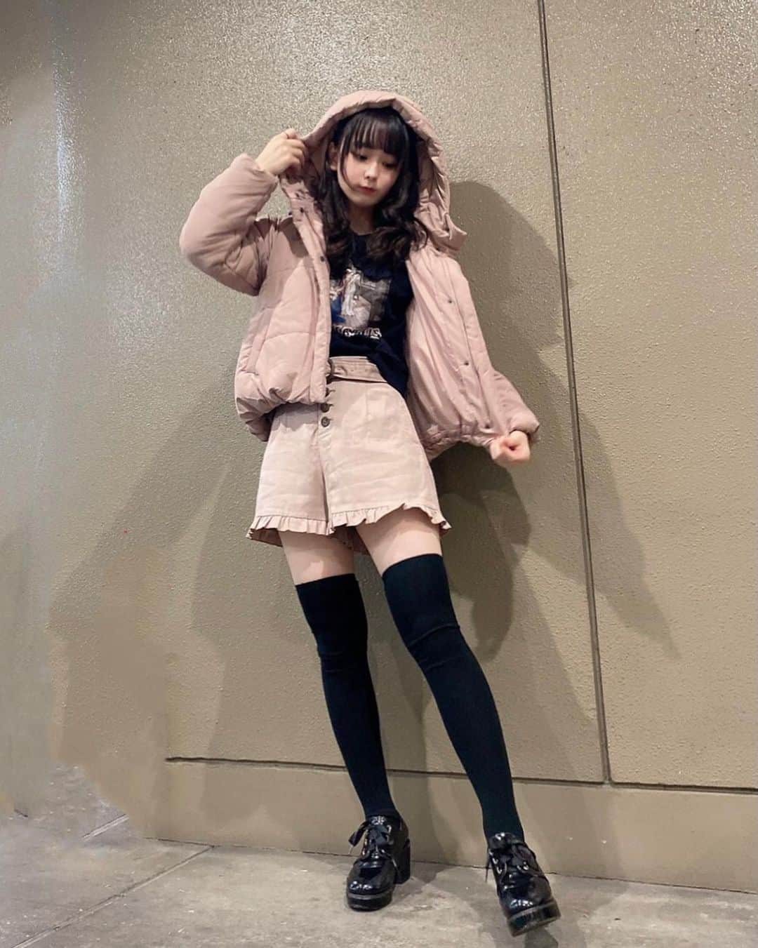 高田もものインスタグラム：「. 黒×ピンクは最強だよねと高田ももが言ってます . わかる🙋‍♀️ . 今日もラジオありがとうございました！ . かしこ . #高田もも #かしこってなに #かしこ #アイドル #あいどる #idol #japaneseidol #かみやど #ひらがなかみやど #instagood #instagram #ミスid2021 #ミスid #olivedesolive #zara #oneafteranotherniceclaup #アウター #blackoutfit #pinkoutfit #ハーフツイン」