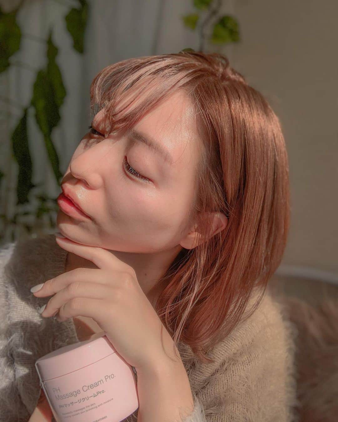 和希詩織のインスタグラム：「素肌から整える戦略。スッピンに自信。✨ . . . bbラボラトリーズのPHマッサージクリームＰｒｏ．を使ってみたよ🙆‍♀️ . . 動画で使い心地レポしてるよ 👉👉🎥✨ . . このクリームは サロンクオリティーのリッチな使い心地の滑らかなクリームマスクだよ✌️ . .  モイスト＆エモリエント成分を贅沢に配合してるから もちもち度とみずみずしい肌感が たまらなくよい。 . . . いろんな肌悩みにアプローチしてくれるからかなり強い味方🦸‍♀️✨ . . . むくみとりのマッサージやら 眼精疲労のマッサージやらこの子ですっきり🙆‍♀️ . . . 寒いから筋肉も固まりがちだから 顔の筋肉もほぐさないと 法令線とかたるみにつながりそうだからケアしときたいよね🙆‍♀️ . . . もちろん摩擦しないように 滑らすようにマッサージがオススメ❣️ 肌の摩擦って意外とダメージあるよ！ ここ何年もタオルで擦って拭いてない👈習慣こそ全て。 . . . . . . . #phマッサージクリームpro﻿ #phmassagecreampro﻿ #ビービーラボラトリーズ﻿ #マッサージクリーム #保湿ケア #垢抜け #おうち時間」