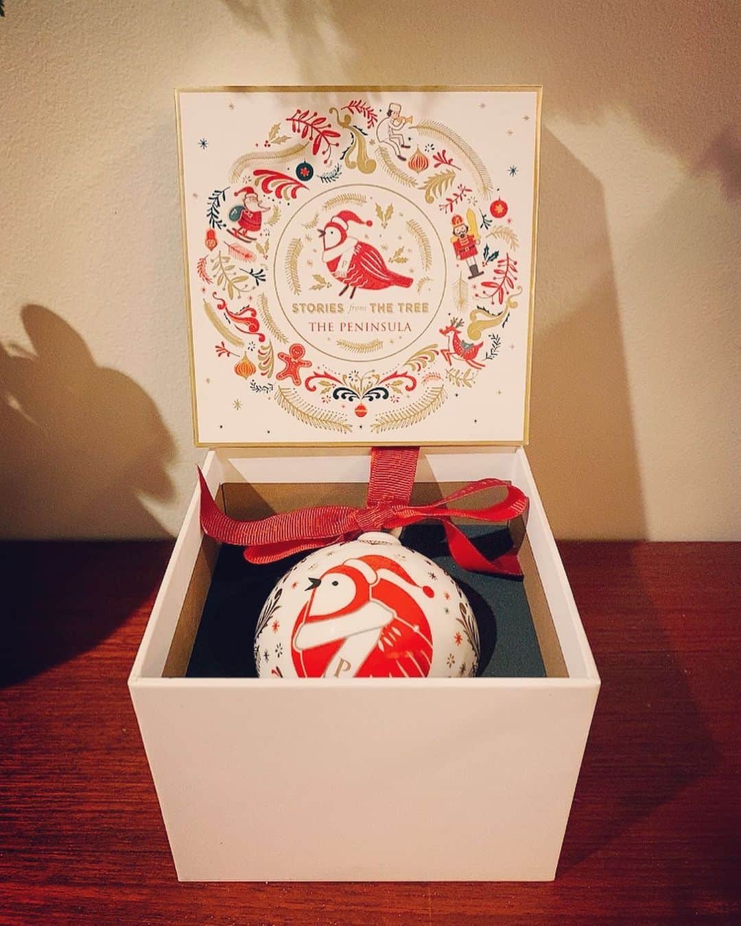 堤信子さんのインスタグラム写真 - (堤信子Instagram)「クリスマスシーズンの箱にときめきます。#ペニンシュラ東京  #ペニンシュラブティックアンドカフェ  のお菓子箱やオーナメントボックス。いつまでも眺めていられます。#箱好き  #お菓子箱 ＃堤信子　#クリスマスプレゼント」12月23日 20時38分 - nobnob1111