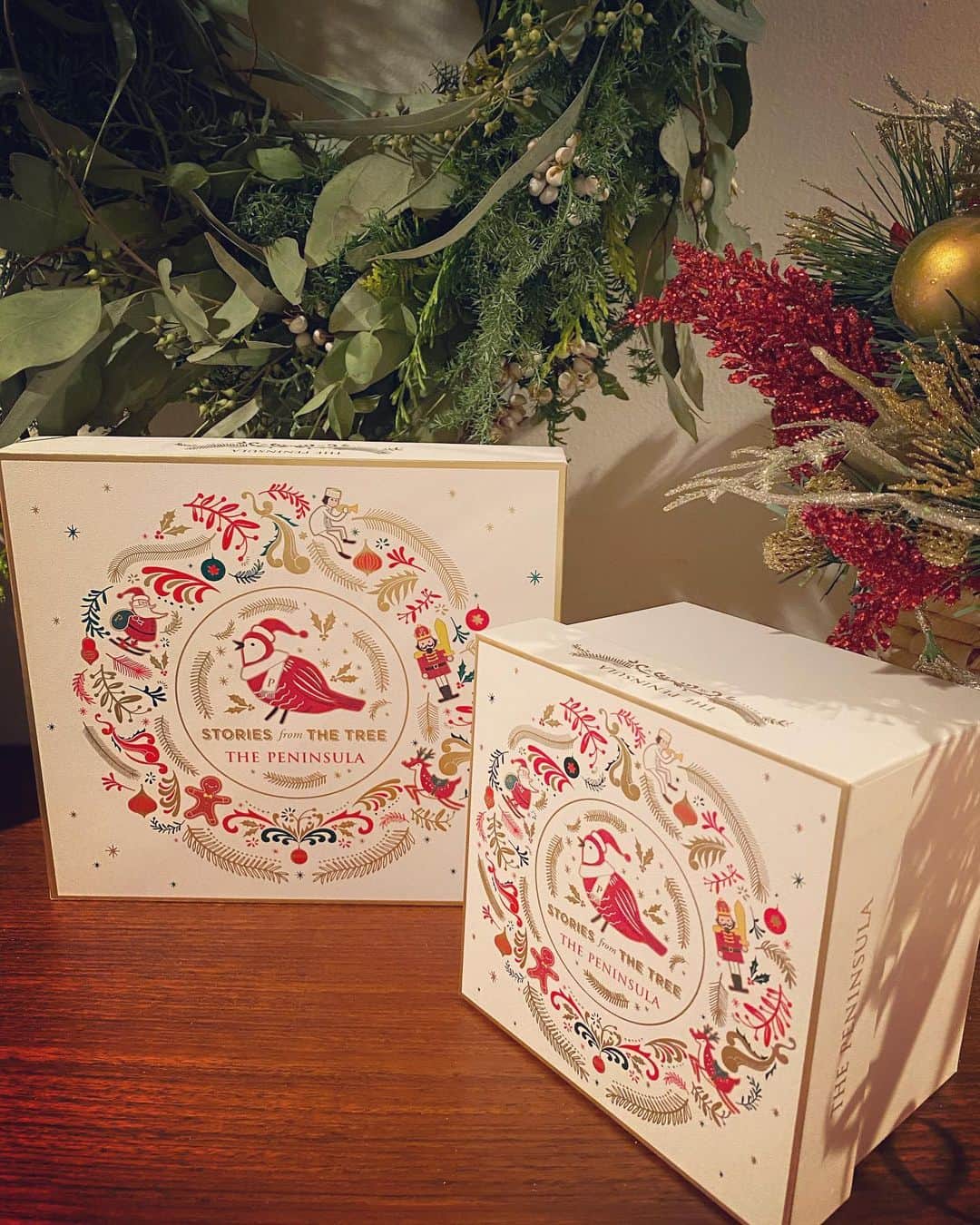 堤信子さんのインスタグラム写真 - (堤信子Instagram)「クリスマスシーズンの箱にときめきます。#ペニンシュラ東京  #ペニンシュラブティックアンドカフェ  のお菓子箱やオーナメントボックス。いつまでも眺めていられます。#箱好き  #お菓子箱 ＃堤信子　#クリスマスプレゼント」12月23日 20時38分 - nobnob1111