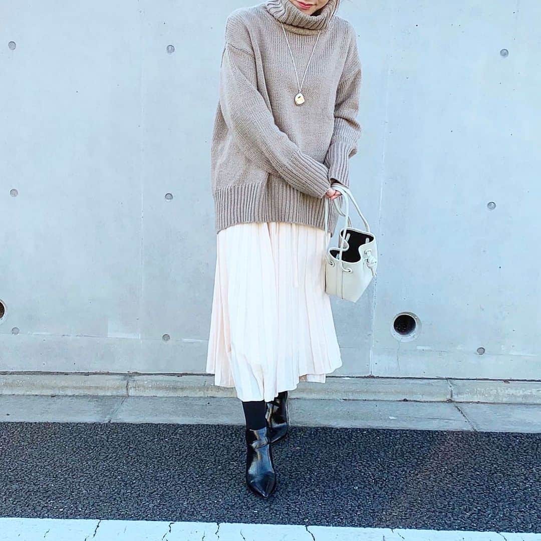 maricoのインスタグラム：「白いニットスカートを探してて @cohina.official で見つけた☺︎ さすがcohinaさん丈が丁度いい☺️💓  冬の寒い日も分厚いタイツと一緒に。 ニットのプリーツスカート冬も使えます⛄️ 　  #outfit skirt…#cohina bag…#basic boots…#zara outer…#adametrope   #今日の服#今日のコーデ#冬コーデ#ママファッション#ママコーデ#ニットスカート#冬コーデ#低身長コーデ #fashion #locari」