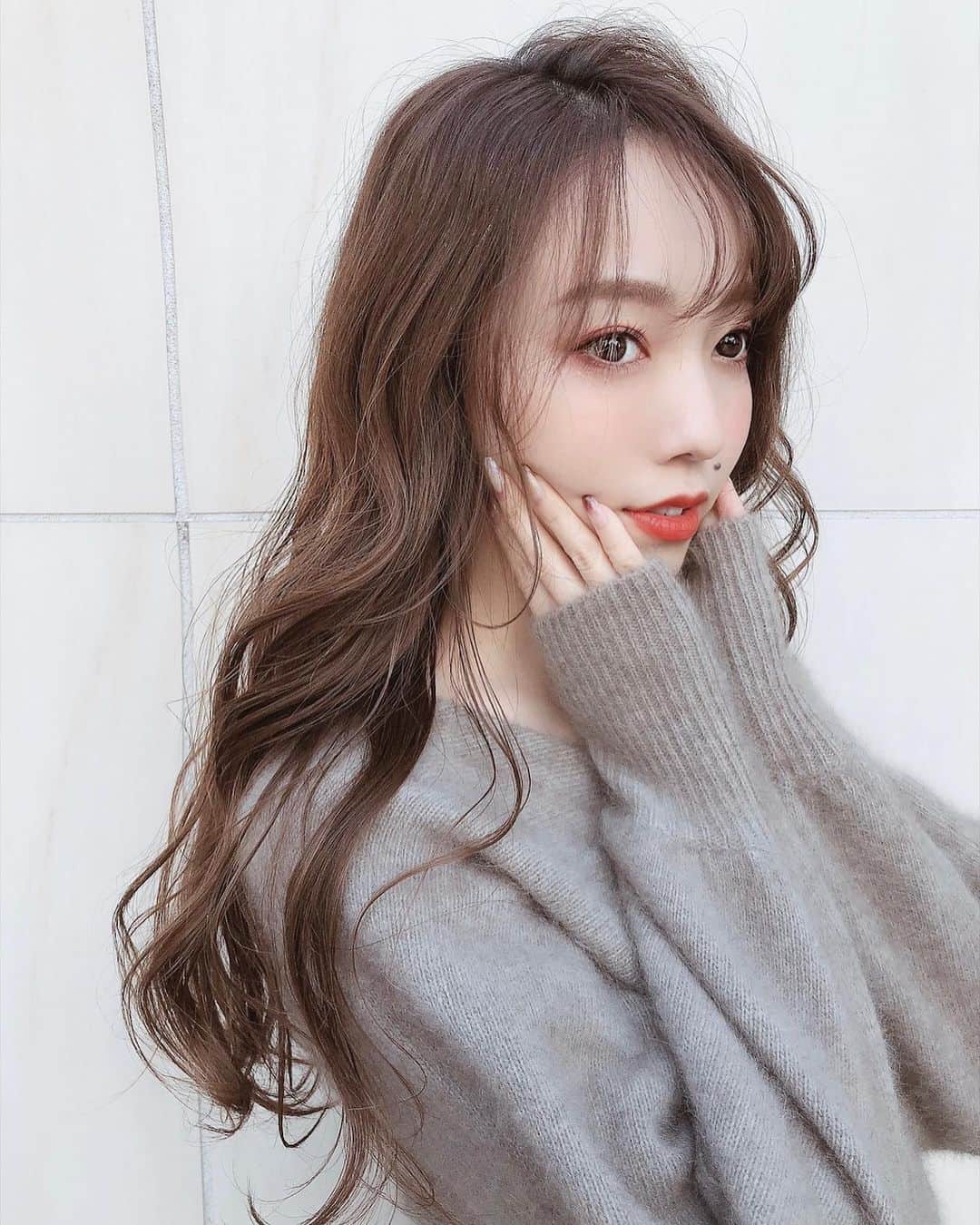 白岩まちこのインスタグラム：「≫≫🧴... 𝘴𝘩𝘢𝘮𝘱𝘰𝘰  ㅤㅤㅤㅤㅤㅤㅤㅤㅤㅤㅤㅤㅤ ヘアケア事情...❤︎  基本サロン専売の物を使うようにしてるんやけど、 市販でオススメな物は⁉️と聞かれることも多いので、 今回は市販のヘアケアアイテムを紹介っ🧴💫 ㅤㅤㅤㅤㅤㅤㅤㅤㅤㅤㅤㅤㅤ ㅤㅤㅤㅤㅤㅤㅤㅤㅤㅤㅤㅤㅤ ㅤㅤㅤㅤㅤㅤㅤㅤㅤㅤㅤㅤㅤ 田中みな実さんがオススメしてて 前から気になってた《 HAIR  the PROTEIN 》*·˚ ༘♡  ㅤㅤㅤㅤㅤㅤㅤㅤㅤㅤㅤㅤㅤ ㅤㅤㅤㅤㅤㅤㅤㅤㅤㅤㅤㅤㅤ 🧴  @hair_the_protein　  ㅤㅤㅤㅤㅤㅤㅤㅤㅤㅤㅤㅤㅤ  カラーやアイロンによるハイダメージの補修に優れた ヘアケアシリーズ..❤︎ ㅤㅤㅤㅤㅤㅤㅤㅤㅤㅤㅤㅤㅤ ㅤㅤㅤㅤㅤㅤㅤㅤㅤㅤㅤㅤㅤ ㅤㅤㅤㅤㅤㅤㅤㅤㅤㅤㅤㅤㅤ 傷んだ髪の毛はキューティクルが剥がれて 空洞状態に😩！ ㅤㅤㅤㅤㅤㅤㅤㅤㅤㅤㅤㅤㅤ ㅤㅤㅤㅤㅤㅤㅤㅤㅤㅤㅤㅤㅤ ㅤㅤㅤㅤㅤㅤㅤㅤㅤㅤㅤㅤㅤ ㅤㅤㅤㅤㅤㅤㅤㅤㅤㅤㅤㅤㅤ その空洞を髪の毛と同じ構造のタンパク質 ( プロテイン )で補修して、なめらかな綺麗な髪の毛にしようっていうシャンプー&トリートメントなん😌🧴 ㅤㅤㅤㅤㅤㅤㅤㅤㅤㅤㅤㅤㅤ ㅤㅤㅤㅤㅤㅤㅤㅤㅤㅤㅤㅤㅤ ㅤㅤㅤㅤㅤㅤㅤㅤㅤㅤㅤㅤㅤ ㅤㅤㅤㅤㅤㅤㅤㅤㅤㅤㅤㅤㅤ 🧴  𝘴𝘩𝘢𝘮𝘱𝘰𝘰ㅤㅤㅤ460ml ¥1,400 + taxㅤㅤㅤㅤㅤㅤㅤㅤㅤㅤ ㅤㅤㅤㅤㅤㅤㅤㅤㅤㅤㅤㅤㅤ 透明でとろみのあるテクスチャーのシャンプー。 泡立ちもよく、ノンシリコン処方やけど、洗い流す際の絡まりとかもなし！！  ㅤㅤㅤㅤㅤㅤㅤㅤㅤㅤㅤㅤㅤ ㅤㅤㅤㅤㅤㅤㅤㅤㅤㅤㅤㅤㅤ ㅤㅤㅤㅤㅤㅤㅤㅤㅤㅤㅤㅤㅤ 🧴  𝘵𝘳𝘦𝘢𝘵𝘮𝘦𝘯𝘵  460ml ¥1,400 + taxㅤㅤ ㅤㅤㅤㅤㅤㅤㅤㅤㅤㅤㅤㅤㅤ ㅤㅤㅤㅤㅤㅤㅤㅤㅤㅤㅤㅤㅤ こっくりしたテクスチャーで、トリートメント塗布後も髪にしっかりとどまってくれる。 洗い流すと、つるんとまとまる髪の毛に。  ㅤㅤㅤㅤㅤㅤㅤㅤㅤㅤㅤㅤ ㅤㅤㅤㅤㅤㅤㅤㅤㅤㅤㅤㅤㅤ ㅤㅤㅤㅤㅤㅤㅤㅤㅤㅤㅤㅤㅤ 乾かすと、全体的にまとまるけどしっとりってよりかはサラッとした手触り🕊🍃 ㅤㅤㅤㅤㅤㅤㅤㅤㅤㅤㅤㅤㅤ ㅤㅤㅤㅤㅤㅤㅤㅤㅤㅤㅤㅤㅤ ㅤㅤㅤㅤㅤㅤㅤㅤㅤㅤㅤㅤㅤ ボリュームダウンする感じではないから、 猫っ毛の子や、細髪さんにもオススメ🙆🏻✨ ㅤㅤㅤㅤㅤㅤㅤㅤㅤㅤㅤㅤㅤㅤㅤㅤㅤㅤㅤㅤㅤㅤㅤㅤㅤㅤ ㅤㅤㅤㅤㅤㅤㅤㅤㅤㅤㅤㅤㅤ ㅤㅤㅤㅤㅤㅤㅤㅤㅤㅤㅤㅤㅤ ㅤㅤㅤㅤㅤㅤㅤㅤㅤㅤㅤㅤㅤ  香りもアクアブロッサムの 女の子らしい香りで、 ボトルもお風呂場に置いててもテンションが上がる可愛いデザイン...❤︎ ㅤㅤㅤㅤㅤㅤㅤㅤㅤㅤㅤㅤㅤ  ㅤㅤㅤㅤㅤㅤㅤㅤㅤㅤㅤㅤㅤ ㅤㅤㅤㅤㅤㅤㅤㅤㅤㅤㅤㅤㅤ 有名サロン勤務のトップスタイリスト ４名と対談して、プロの意見を取り入れて製品化したヘアケアアイテムらしく、 市販でも十分なクオリティだなーっと☺️💓 ㅤㅤㅤㅤㅤㅤㅤㅤㅤㅤㅤㅤㅤ ㅤㅤㅤㅤㅤㅤㅤㅤㅤㅤㅤㅤㅤ ㅤㅤㅤㅤㅤㅤㅤㅤㅤㅤㅤㅤㅤ  クリスマス〜年末に掛けて、 自分磨き熱が加速するんやけど  ㅤㅤㅤㅤㅤㅤㅤㅤㅤㅤㅤㅤㅤ ㅤㅤㅤㅤㅤㅤㅤㅤㅤㅤㅤㅤㅤ ㅤㅤㅤㅤㅤㅤㅤㅤㅤㅤㅤㅤㅤ ㅤㅤㅤㅤㅤㅤㅤㅤㅤㅤㅤㅤㅤ (分かる子いる？笑　年越す前にカラーしよーとかさ。) ㅤㅤㅤㅤㅤㅤㅤㅤㅤㅤㅤㅤㅤ ㅤㅤㅤㅤㅤㅤㅤㅤㅤㅤㅤㅤㅤ ㅤㅤㅤㅤㅤㅤㅤㅤㅤㅤㅤㅤㅤ ㅤㅤㅤㅤㅤㅤㅤㅤㅤㅤㅤㅤㅤ またチャレンジしやすい市販コスメも レビューしてくね😙👌🏻  ㅤㅤㅤㅤㅤㅤㅤㅤㅤㅤㅤㅤㅤ ㅤㅤㅤㅤㅤㅤㅤㅤㅤㅤㅤㅤㅤ ㅤㅤㅤㅤㅤㅤㅤㅤㅤㅤㅤㅤㅤ  ㅤㅤㅤㅤㅤㅤㅤㅤㅤㅤㅤㅤㅤ  #シャンプー#トリートメント#ヘアケア #ヘアケア用品#ヘアケアグッズ#ヘアケア商品 #ヘアケアアイテム#シャンプーボトル #シャンプーマニア#美髪#美髪ケア #田中みな実#田中みな実愛用#ダメージケア #ヘアザプロテイン#hairtheprotein#PR #美髪トレ#天使の輪#ロングヘアー#ロングヘア #ナチュラルヘア#コスメレビュー#コスメレポ」
