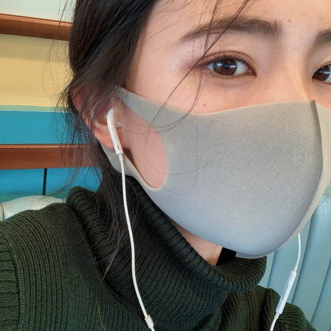 𝐊𝐚𝐤𝐢𝐠𝐢𝐅𝐮𝐤𝐚のインスタグラム：「． ． AirPodsって歩きながら 友達と分けっこして音楽聴いたりできるの楽しいけど 風花はコードレスよりコード付きで ひっついて同じ音楽聴くのが好き🥜💭 (( ん？なんの話？ ． この前おすすめの曲Q&Aで みんなから教えてもらったの今度共有するね🌈🌼」