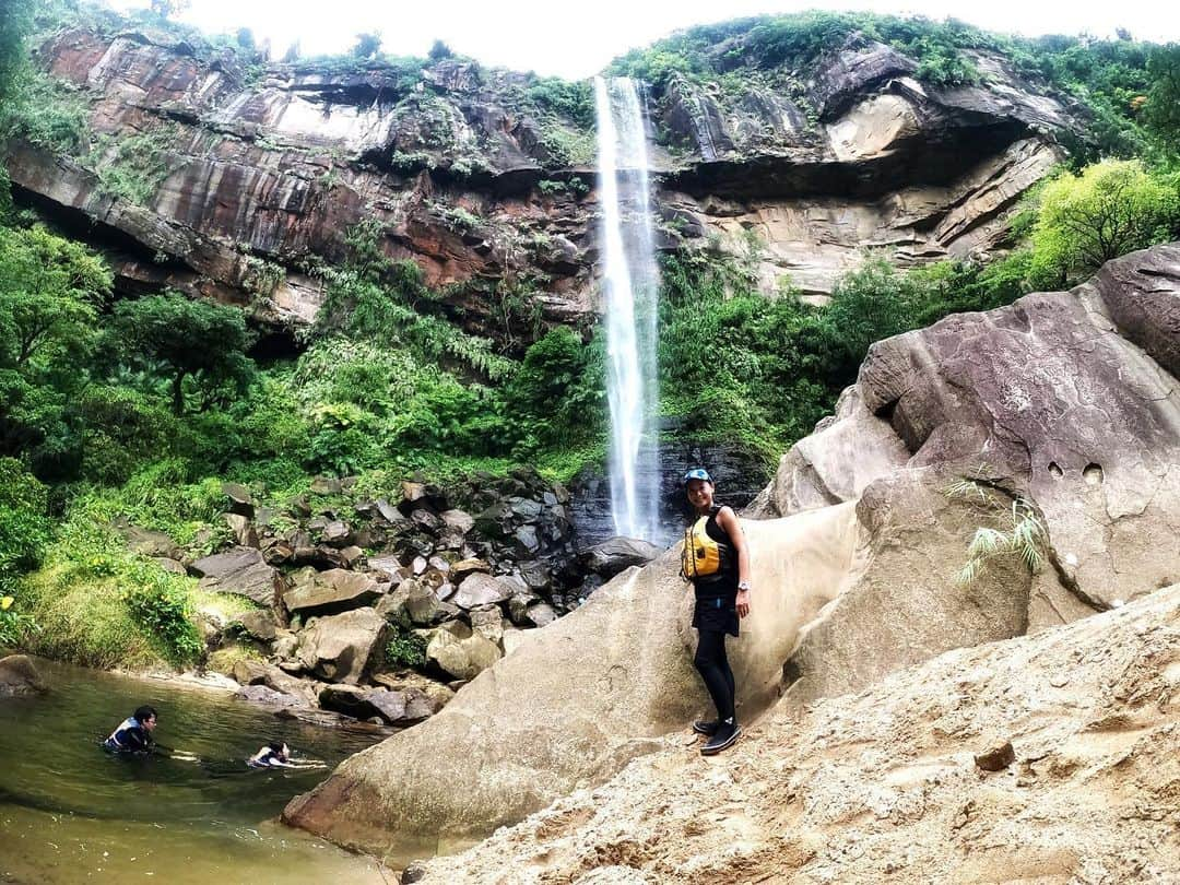 金泉紗恵子のインスタグラム：「【西表島　ピナイサーラの滝壺】﻿ 西表島で参加したピナイサーラの滝ツアー🚶‍♀️﻿ カヤック→トレッキング→滝上の次は滝壺へ行きました🙌﻿ 滝上までのトレッキングの道を戻り、さらに歩くので、歩く距離はなかなかでした💦﻿ ﻿ 滝壺に着くとピナイサーラの滝の全体を見ることができます😊﻿ 滝の周りを丸く覆われているようなエリアで、なかなかの迫力✨﻿ 夏は4枚目のように、滝壺に入って遊べます😆﻿ 9月でも水が冷たかったですが、たくさん歩いた後は気持ちよかったー😍﻿ 安全のためライフジャケット着用でした👌﻿ ﻿ 滝を浴びれるところもあり、5枚目みたいに浴びることもできます🤣笑﻿ ガイドさんがナイスタイミングで撮ってくれていました😎﻿ ﻿ さらにさらに！なんとうなぎまでいたんです🤩﻿ 6枚目に動画を載せてるので、苦手な方は気をつけてください⚠️﻿ しかし滝壺にこんな大きなうなぎがいるなんて﻿ エビやお魚もいましたよ🐠﻿ ﻿ ﻿ ﻿ 滝壺で遊んだ後は、お湯を沸かしてくれて、温かいお茶やコーヒーをいただきました☕️﻿ ツアーで一緒だったもう1組の方とも仲良くなり、まったりお茶タイムをしてから帰りました☺️﻿ ﻿ 丸1日のツアーはかなりの充実度でとっても楽しかったです😋﻿ 疲労感もなかなかでしたが、八重山諸島の自然の魅力をたっぷり堪能できました💕﻿ 滝壺だけなら半日ツアーでトレッキング時間も短めです✨﻿ 体力に不安な方、午後は違うことをしたい方は滝壺だけも良いと思います❣️﻿ 体力に問題なさそうな方はぜひ滝上まで💪﻿ ﻿ ﻿ ﻿ 私が参加したのは @iriomotejimasunnyday さんのツアー🥳﻿ 色んな会社がツアーをやっていますが、電話でもすごく丁寧に教えていただけたし、当時も穏やかなガイドさんでとても楽しい1日でした😉﻿ それにしても西表島素敵だったなぁ🥰﻿ ファンが多いのも納得でした✨﻿ .﻿ #ishigakiisland #ishigaki #iriomoteisland #iriomote #followme #tripgram #石垣島 #石垣島旅行 #西表島 #西表島旅行 #西表島ツアー #ピナイサーラの滝 #滝 #うなぎ #滝壺 #トレッキング #石垣島観光 #旅行好きな人と繋がりたい #旅行好き女子 #八重山諸島 #八重山 #八重山旅行」