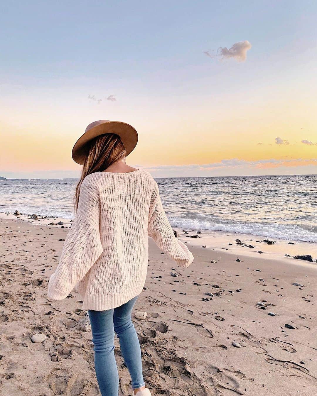 のインスタグラム：「𝙼𝚊𝚐𝚒𝚌 𝚑𝚘𝚞𝚛 ☀︎︎ ・ 気温が低いこの時期の景色は ほんとーーーに澄んでてキレイっ🥺❤️✨ ・ 昨日、ちょっと海見たいなって思って ふらっと七里ヶ浜行ってきちゃった〜🚗💨🌴 ・ 海行くなら こんなナチュラルなコーデで行きたくて←(誰も見てないが自己満の世界ですな🤣🤣🤣w) アウターなしで行ったら めっちゃ寒かった🤣←そりゃそーだw ・ @americaneaglejp のね、 今期のホリデーコレクションアイテムが ナチュラルサーフな感じでめっちゃツボなの🏺❤️ ・ ね、ね、ね、 アメリカンイーグルのアイテムが online shopでまだ買えるって知ってた🥺⁉️ 私 最近までもう海外行かないと 買えないと思ってたから めっちゃビックリしたわ😳‼️ ・ ニットもデニムもアメリカンイーグル🦅の❤️ 最近 見つけて 嬉しくなっちゃって そしてすぐ買った人🙋🏾‍♀️ww ・ ・ ・ ・ #AExME #AEJeans #AEホリデーコレクション #ootdfashion #surfergirl  #americaneagleoutfitters  #uggshoes  #lackofcolor  #マジックアワーの空  #カジュアルコーデ  #ガールズスケーター  #サーファーガール  #着回しコーディネート  #ナチュラルファッション  #サングラス女子 #横乗り女子  #西海岸ファッション #サーフスタイル  #ベージュコーデ  #カジュアルコーデ  #アメリカンイーグル  #ビーチガール  #ビーチファッション  #リゾートファッション  #ラテ肌  #湘南カフェ  #外国人風  #外国人風カラー  #湘南  #カリフォルニアスタイル #パシフィックドライブイン」