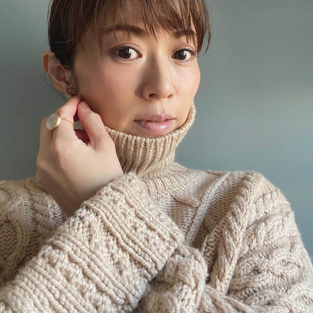 畑野ひろ子のインスタグラム：「数年前のニットだけど、タートル好きなので今年も沢山着ちゃいます🥰 @mariha_official のムーンストーンリングも毎日欠かさずつけちゃう💍」