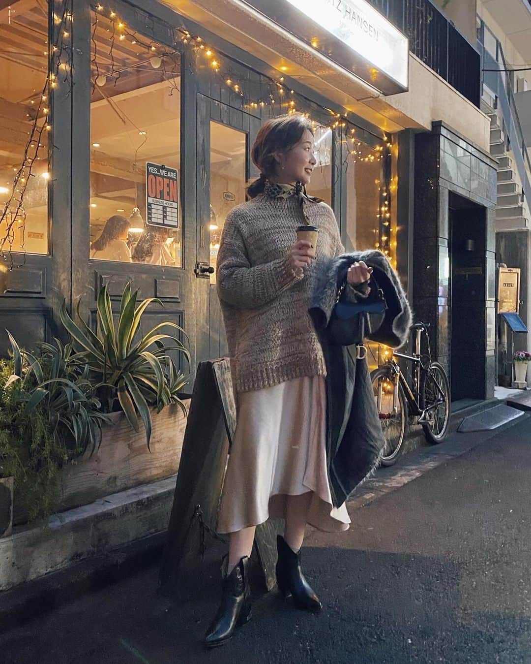 ikeda chizuruのインスタグラム：「休日私服コーデ♡﻿ ﻿ 久しぶりに表参道に行った日〜﻿ ﻿ knit @mercuryduo_com﻿ skirt @mercuryduo_com﻿ scarf @fendi #FENDI (vintage)﻿ boots @togaarchives #toga﻿ bag @dior #dior﻿ ﻿ ミックス糸のざっくりニットは﻿ キレイめなサテンスカートで﻿ 女性らしく着るのがお気に入り〜😊﻿ ﻿ —————————————————﻿ ニットスカートの詳細は﻿ 　@mercuryduo_chizuru ﻿ TOPのURLからチェックしてね✔」