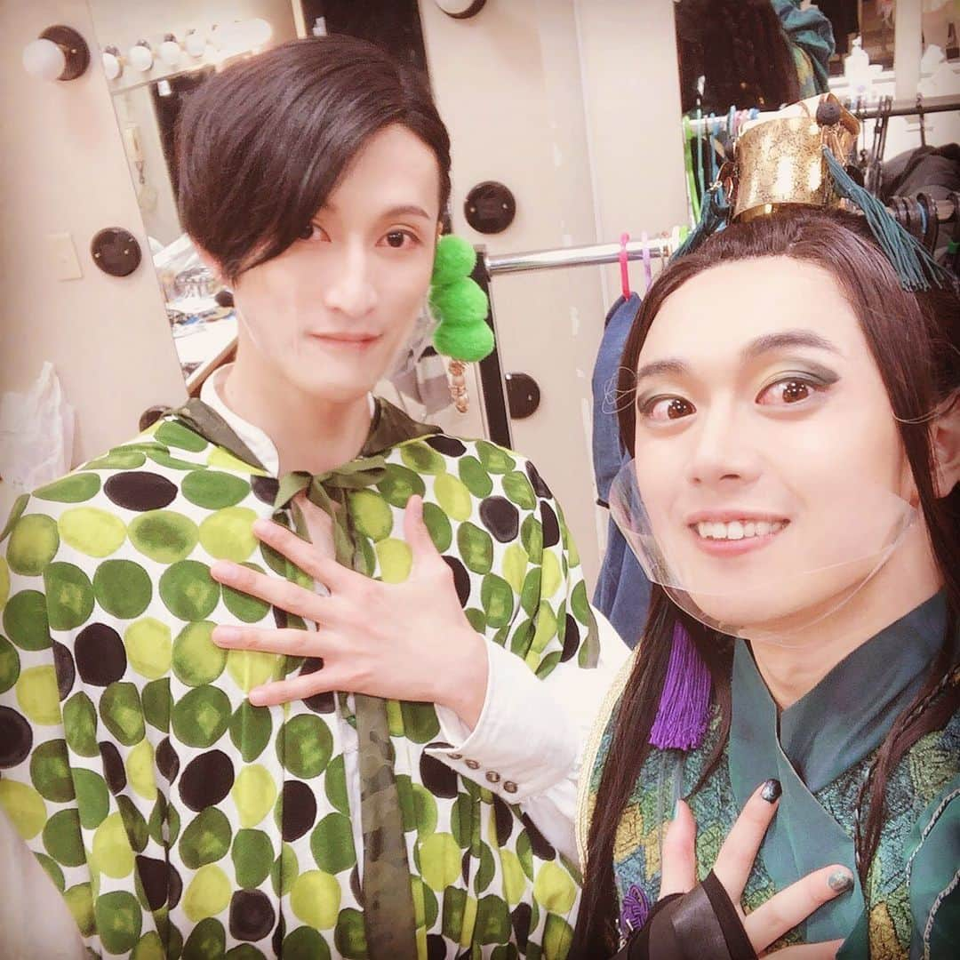 芹沢尚哉さんのインスタグラム写真 - (芹沢尚哉Instagram)「#おとぎ裁判第3審  ジャック役 磯野大ちゃん 大ちゃんとはワンピースタワー👒⚔での共演以来だったので、約3年振りだったんですよね！！共演が決まった時は本当に嬉しかったなぁ🎵 やっぱり大ちゃんとの相性は抜群でジャッジメントタイムでは息ぴったりだったwww そしてロブとジャックとしても痺れる関係の役どころで役者としてとても楽しい時間を過ごす事が出来ました。 あとは 千秋楽で大ちゃんに「毎回尚哉が泣いてるところ見てる気がするわw」って言われちゃった💦あの時もそうだったなぁ（笑）泣き虫なのです私w なんか大ちゃんとは不思議な縁がある❤️また共演出来ますように✨  #おとぎ裁判 #おとぎ裁判振り返り #おとぎ裁判最高 #磯野大 ちゃん」12月23日 20時42分 - naoya_serizawa