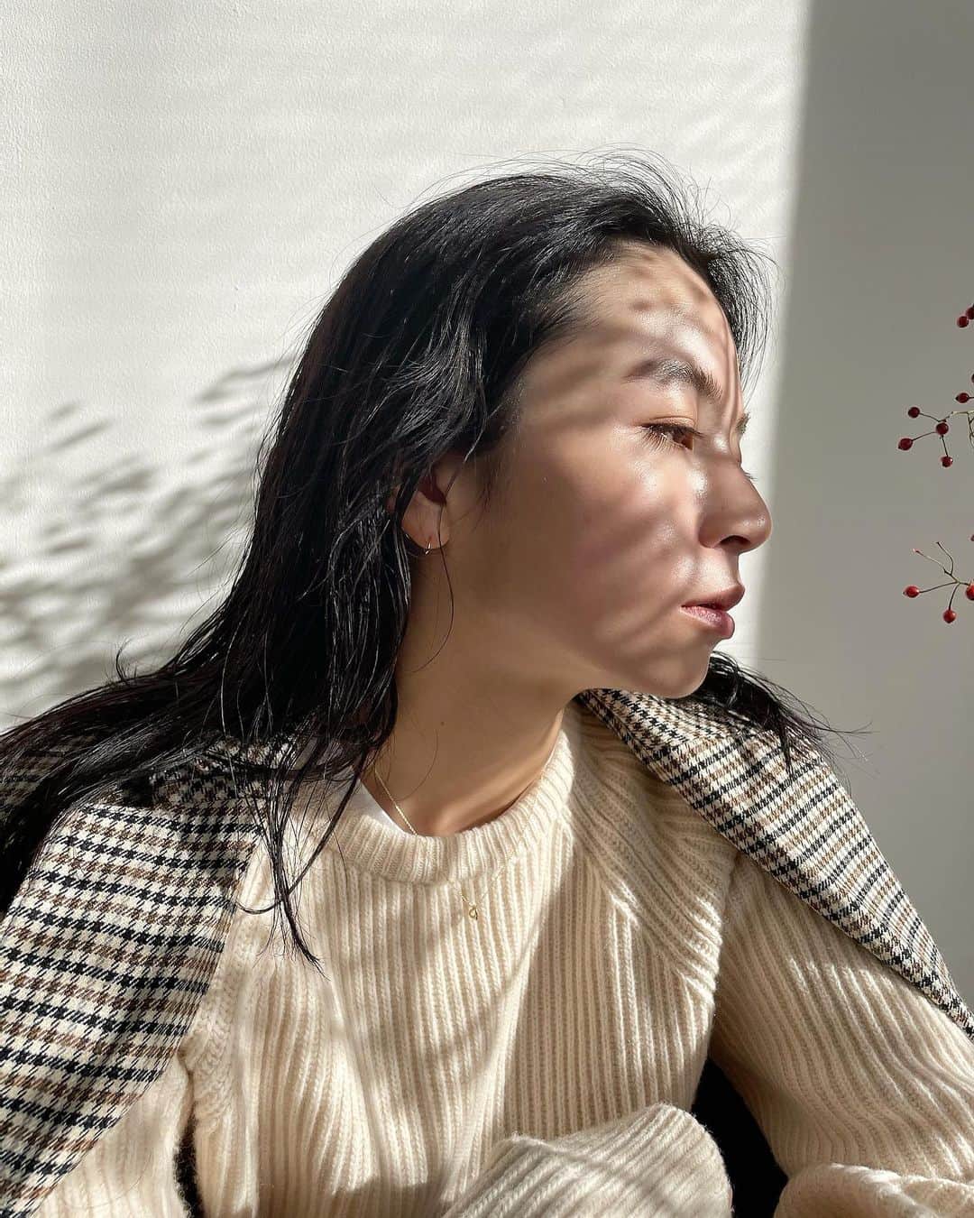 北岡りえのインスタグラム：「eyelash  design__  @foude_eye   i curl / 140 TAN, ASH, NATURAL  透明感あふれる目元に。 お客様1人1人に合わせて 色彩を考えるのがとてもとても好きです🎨  バイヤー @sanaefukuzumi___  のマツゲお任せがいつも嬉しい😂  年末まであと少し。お会いできる日を楽しみにお待ちしています。  #foude_lash  #coloreyelash  #browneyelash  #icurl  #eyelist」